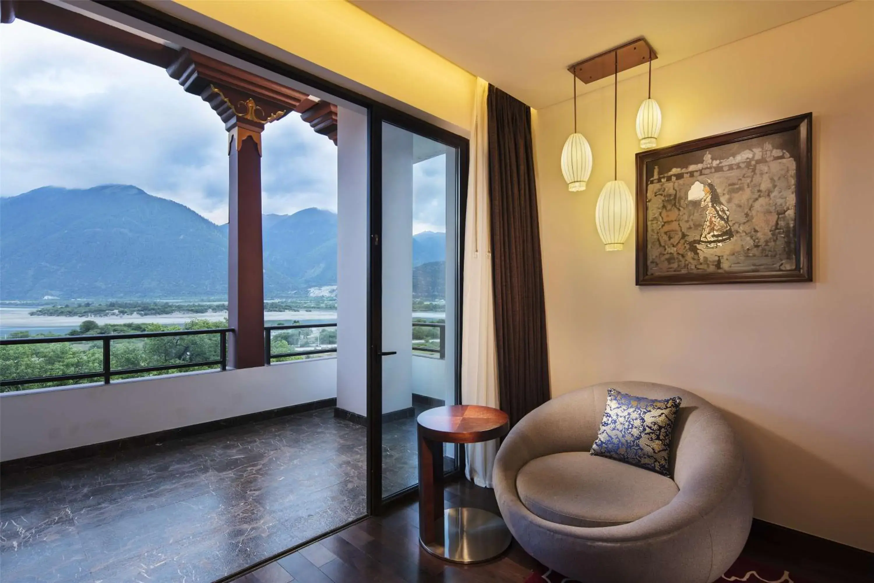 Living room in Hilton Linzhi Resort Living room in Hilton Linzhi Resort