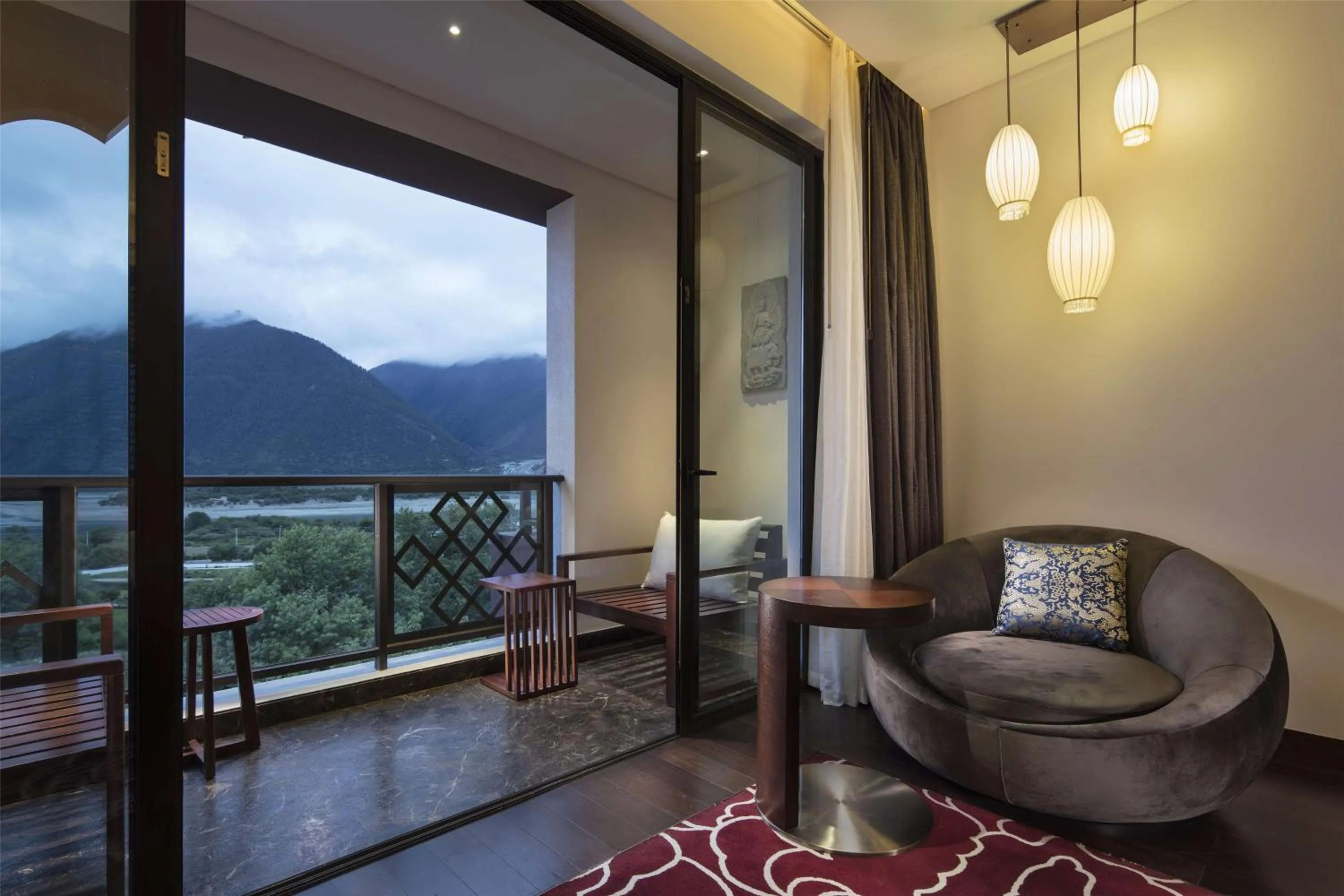 Living room in Hilton Linzhi Resort