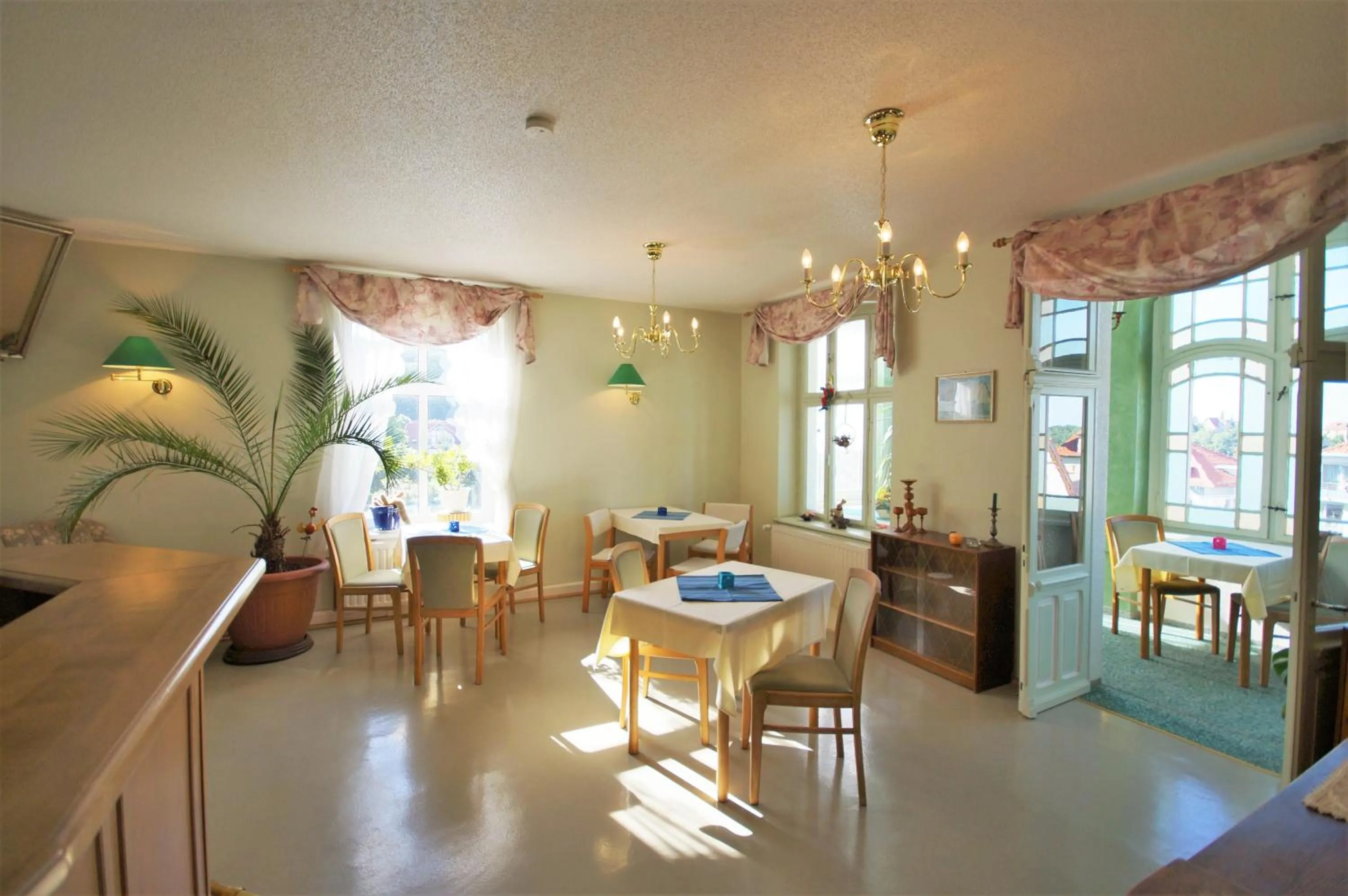 Communal lounge/ TV room in Hotel Am Kurpark