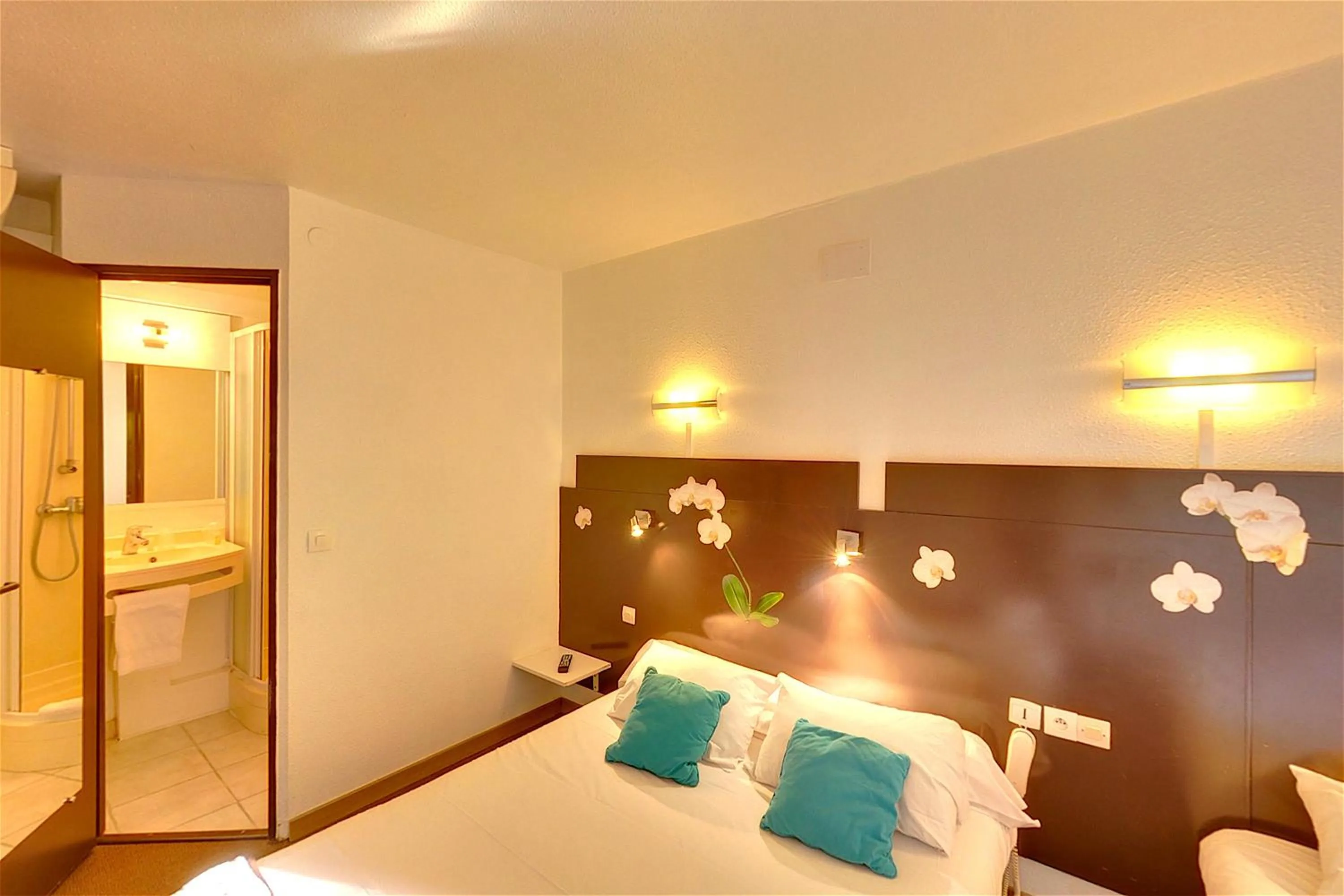 Bathroom in The Originals Access, Hôtel Béziers Est