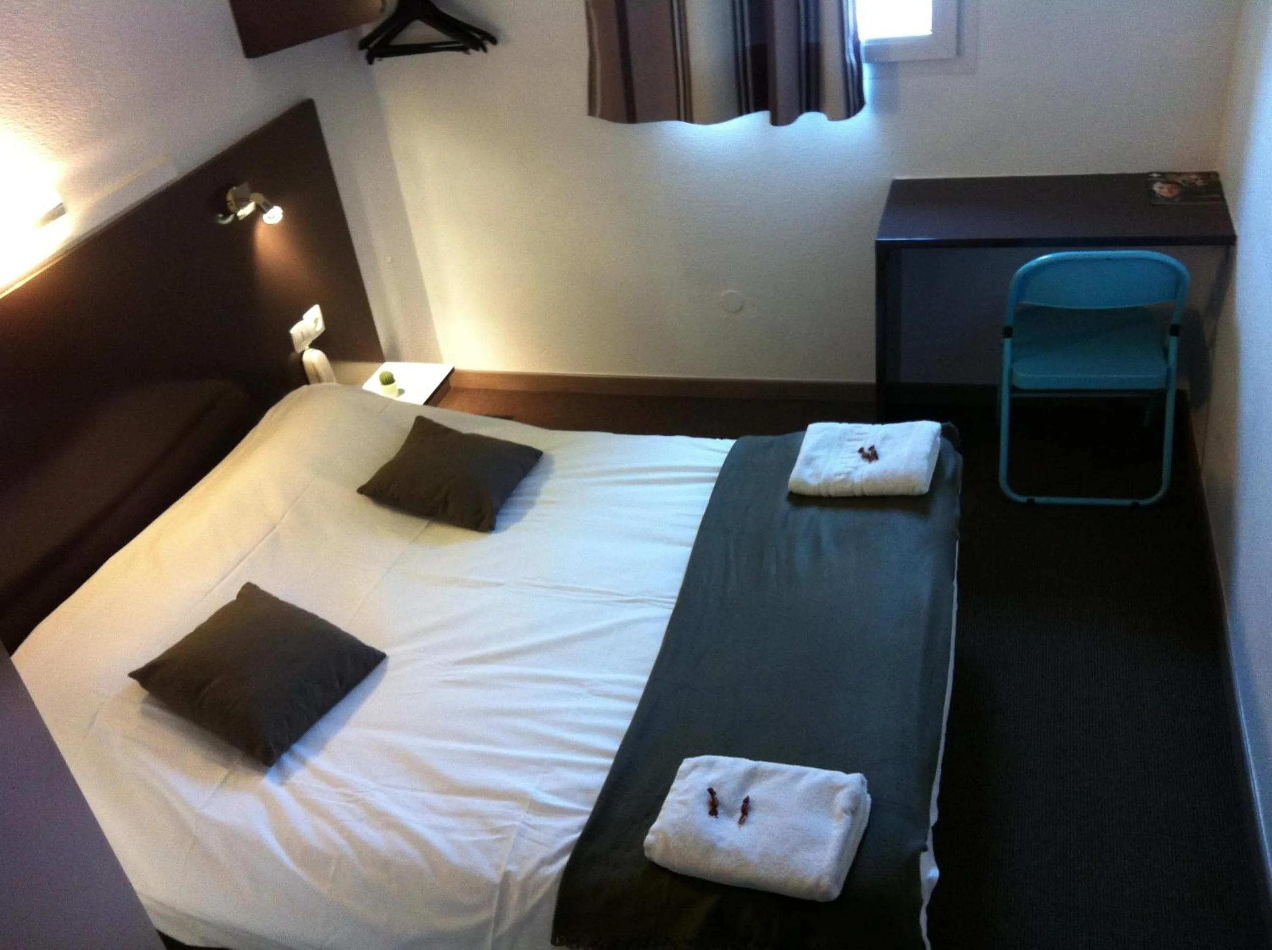 Shower in The Originals Access, Hôtel Béziers Est