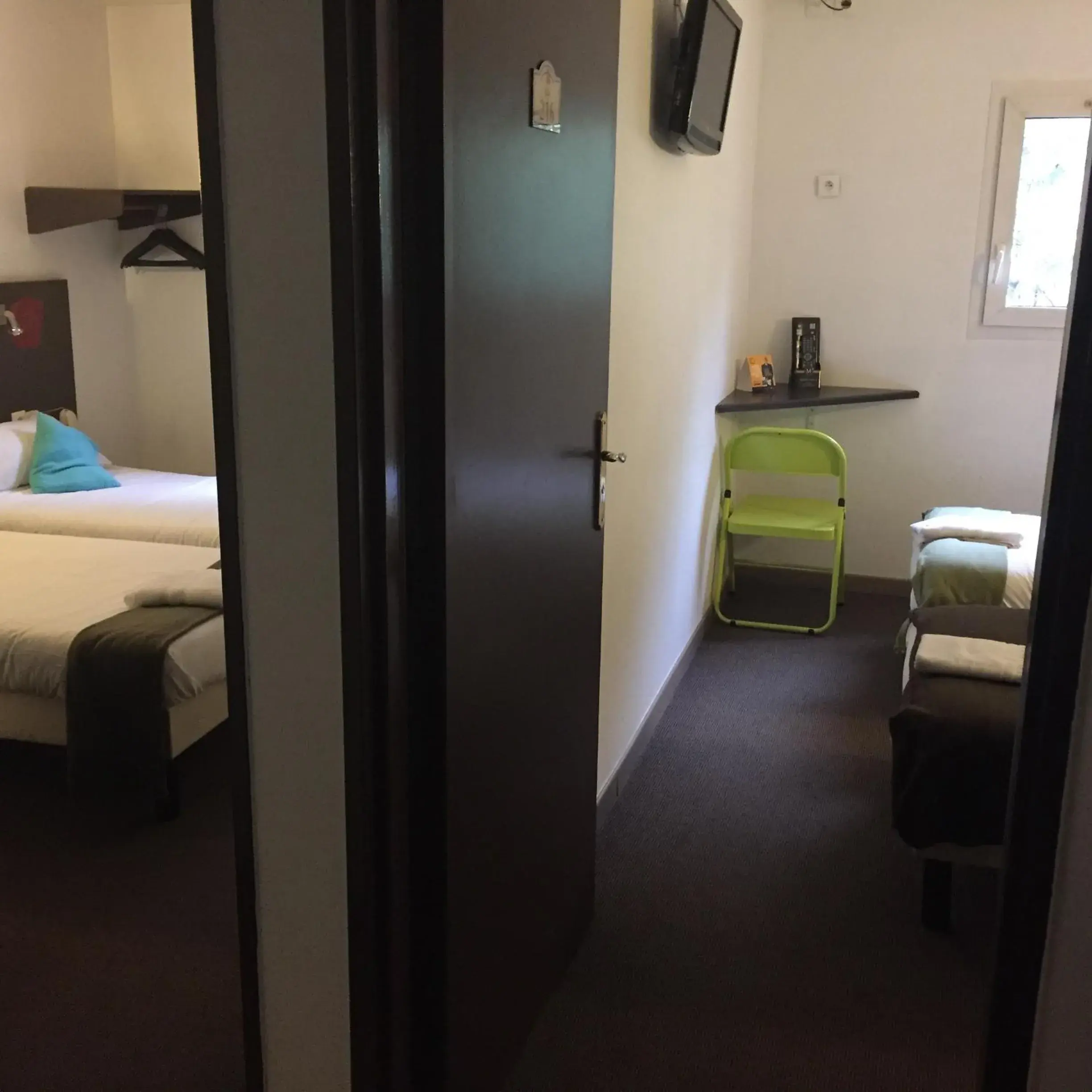 Quadruple Room with 1 Double Bed and 2 Single Beds in The Originals Access, Hôtel Béziers Est Quadruple Room with 1 Double Bed and 2 Single Beds in The Originals Access, Hôtel Béziers Est