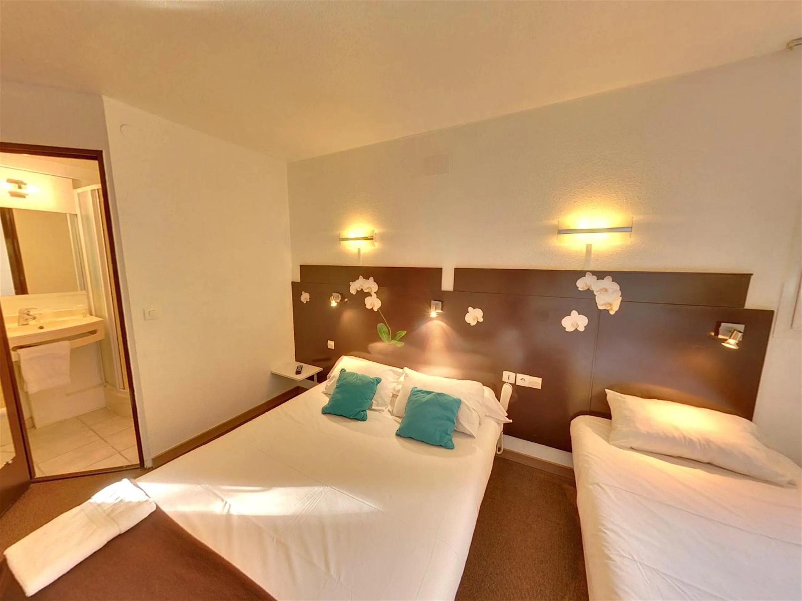 Bathroom in The Originals Access, Hôtel Béziers Est