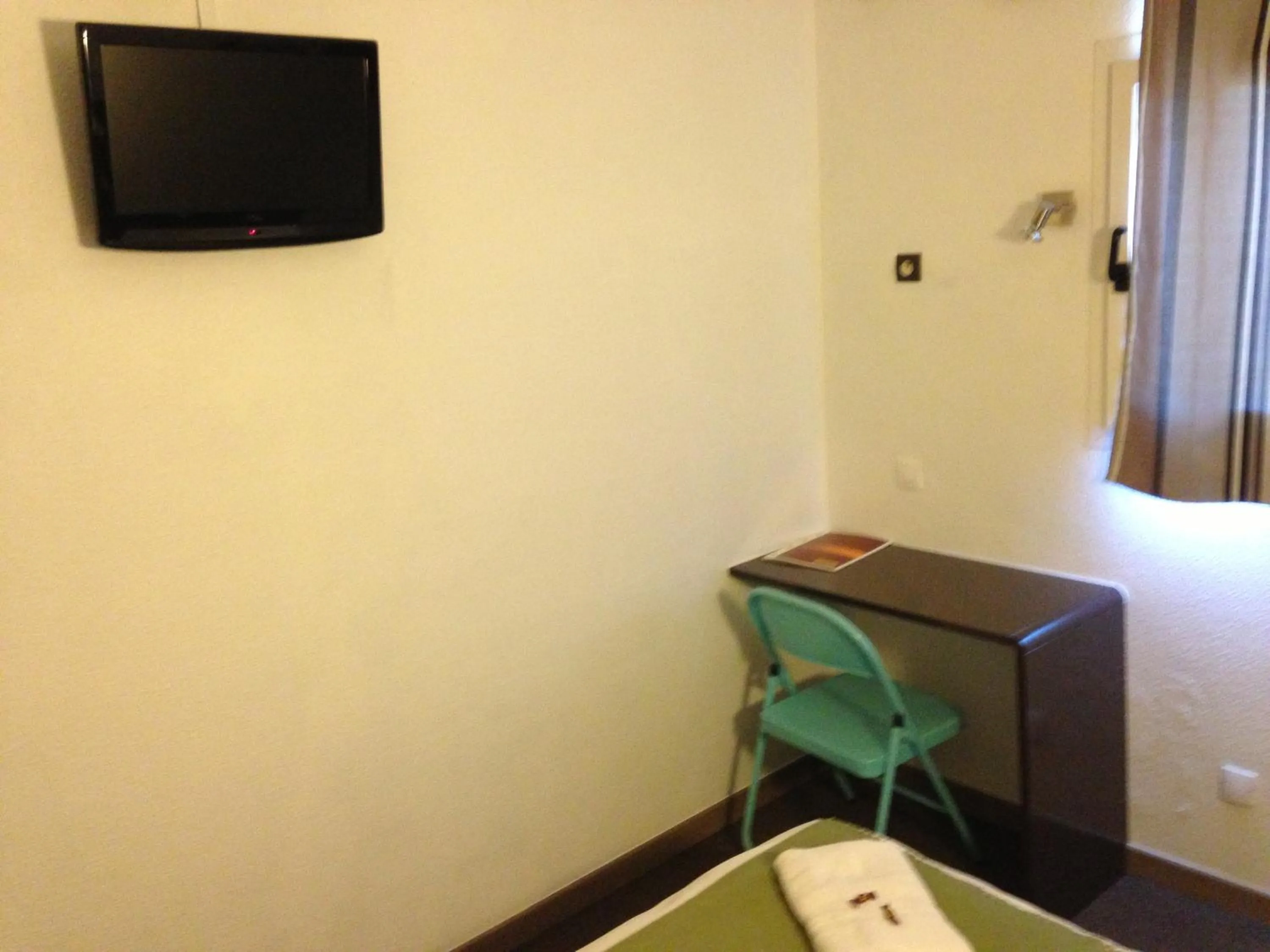 TV and multimedia in The Originals Access, Hôtel Béziers Est