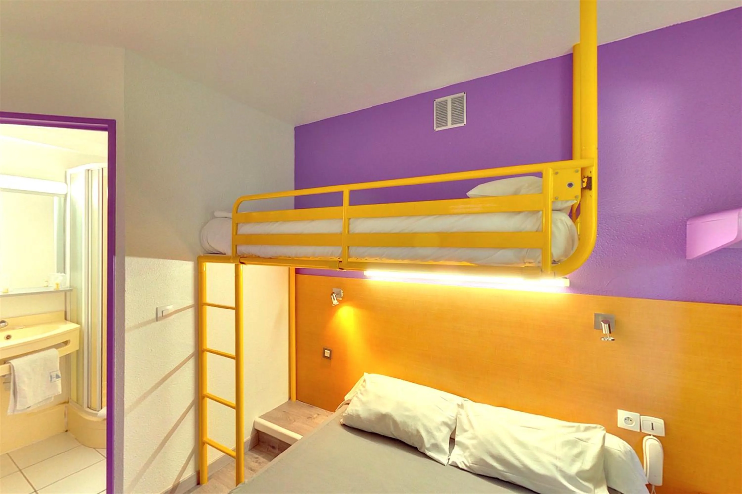 Bathroom in The Originals Access, Hôtel Béziers Est