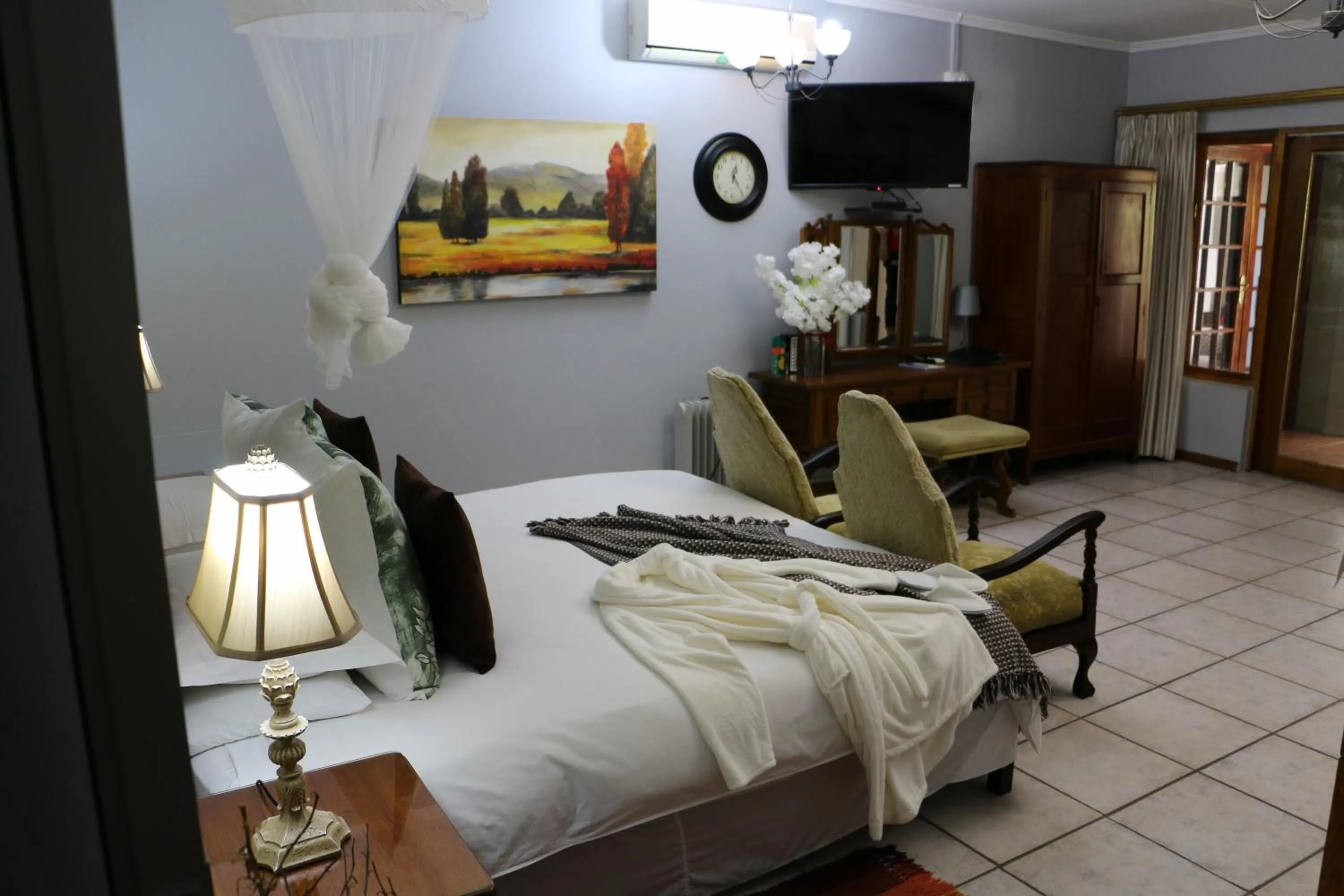 Bedroom, Bed in Daisy Country Lodge