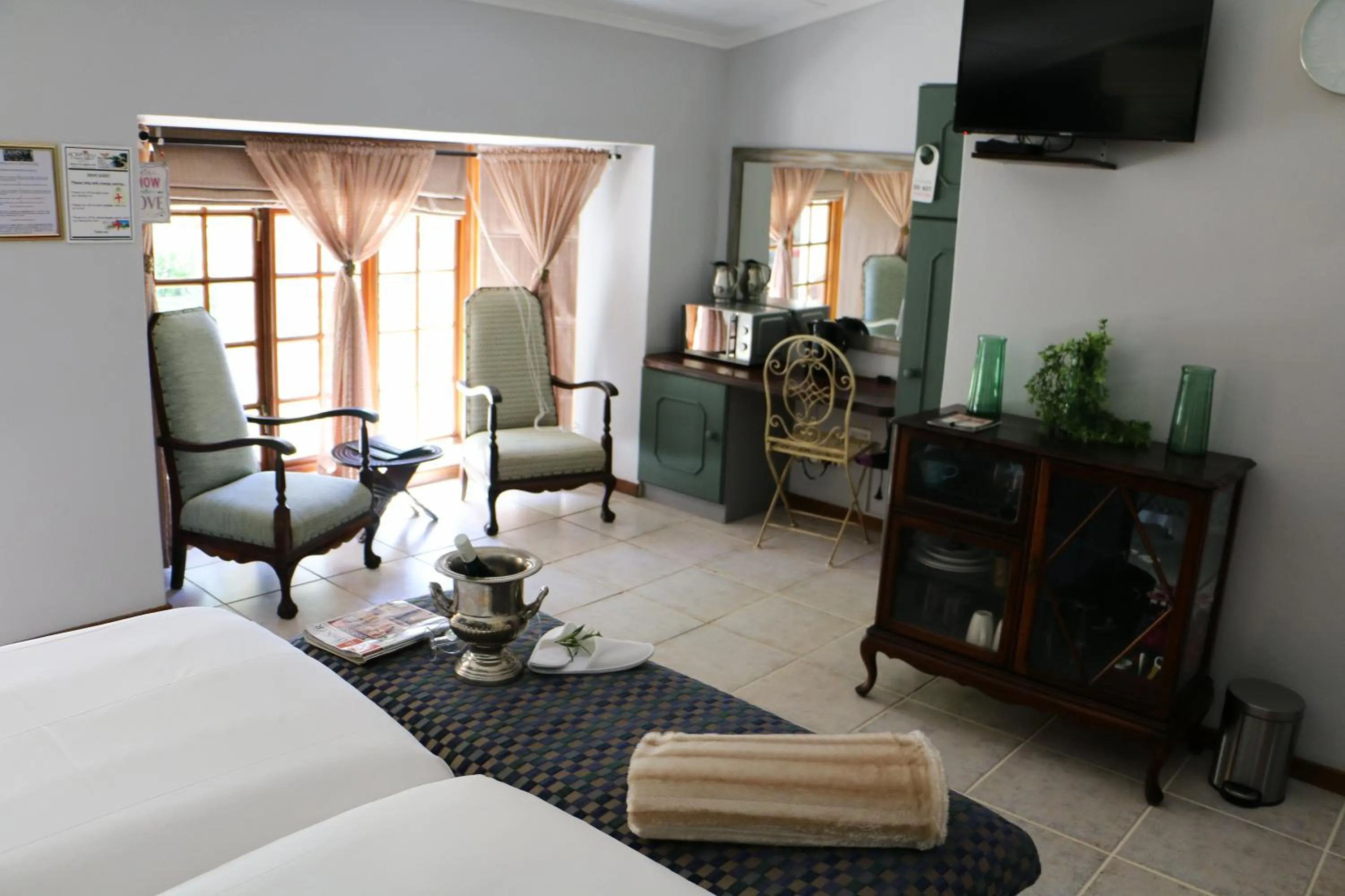 Bedroom, Bed in Daisy Country Lodge