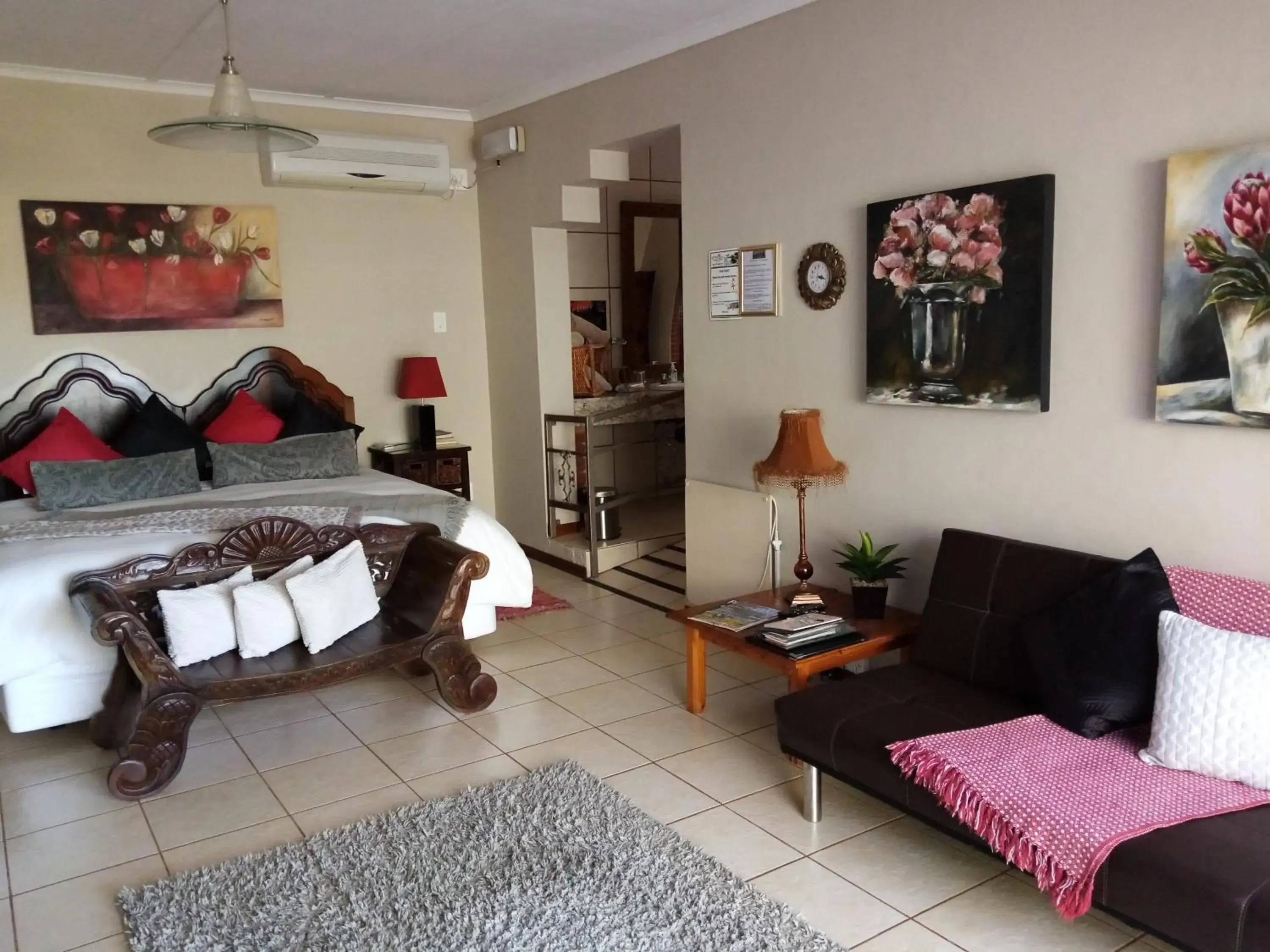 Bedroom, Bed in Daisy Country Lodge Bedroom, Bed in Daisy Country Lodge