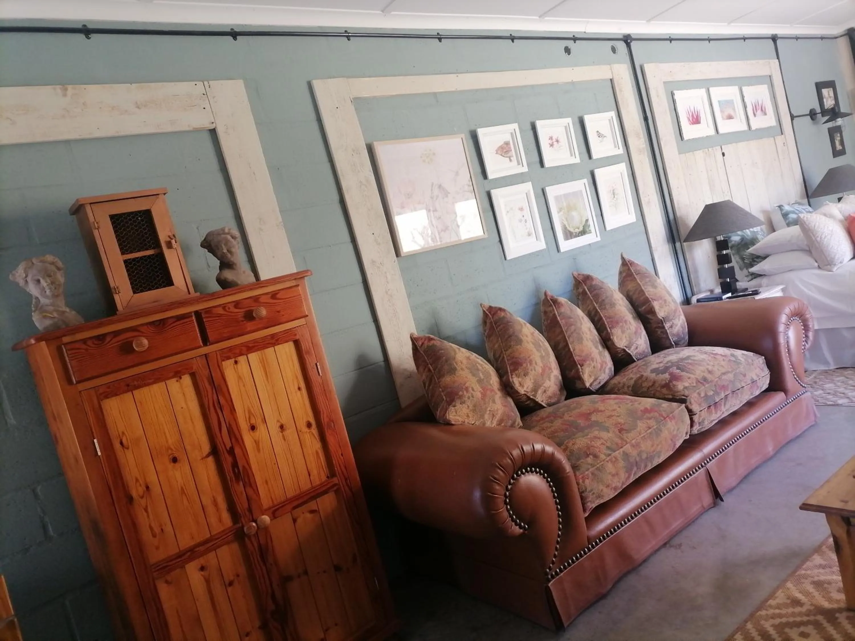 Seating area in Daisy Country Lodge