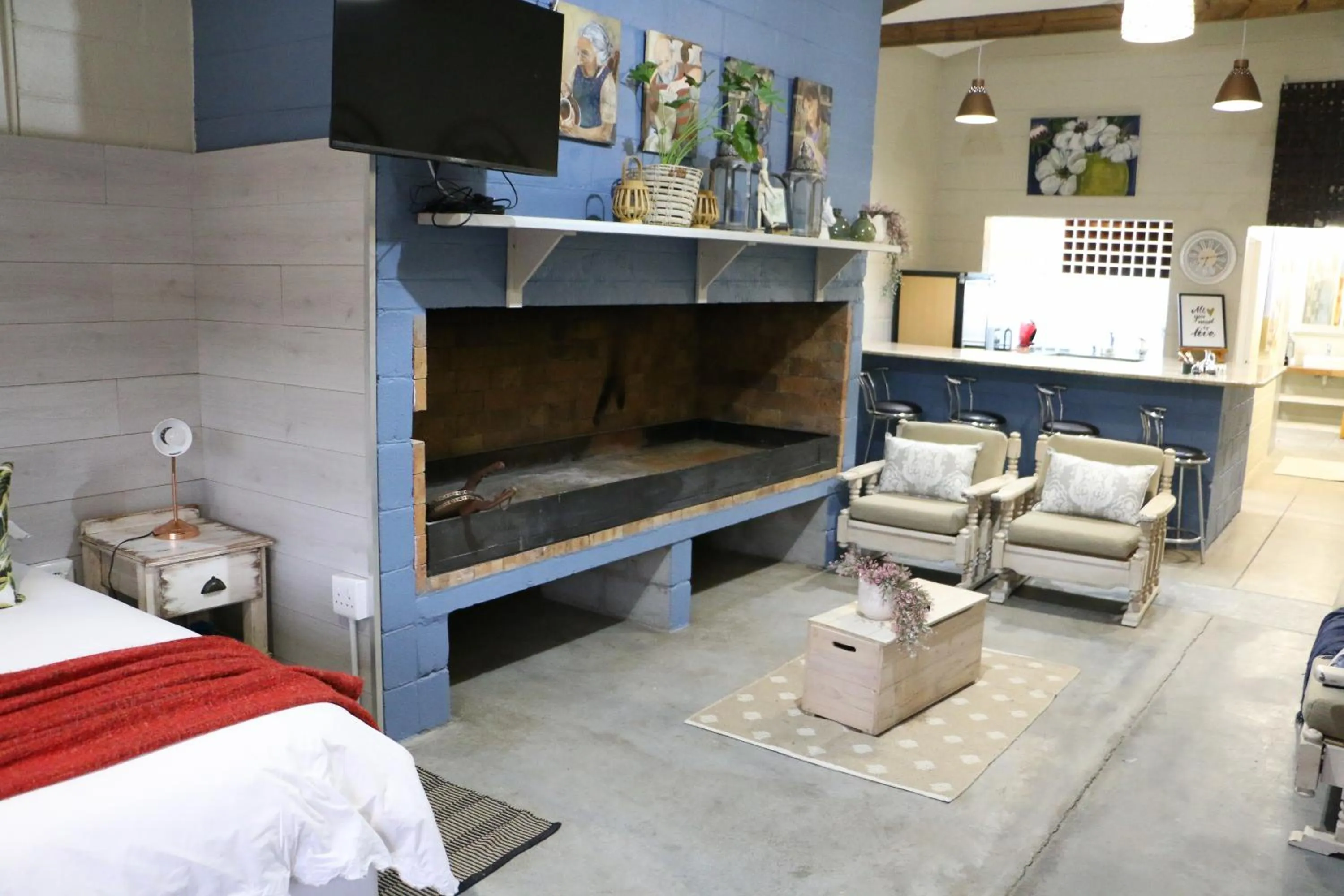 Living room, Bed in Daisy Country Lodge