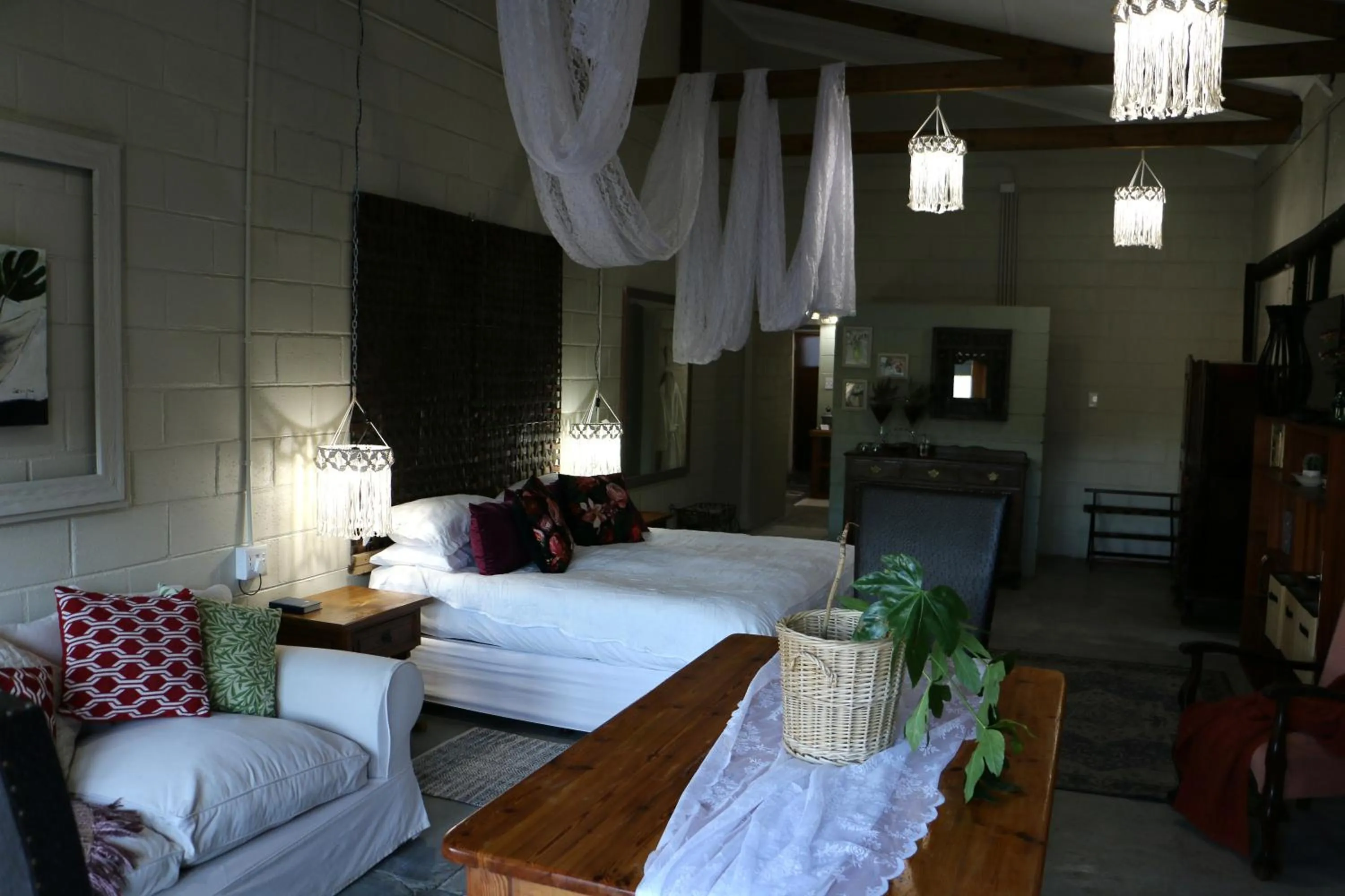 Photo of the whole room, Bed in Daisy Country Lodge