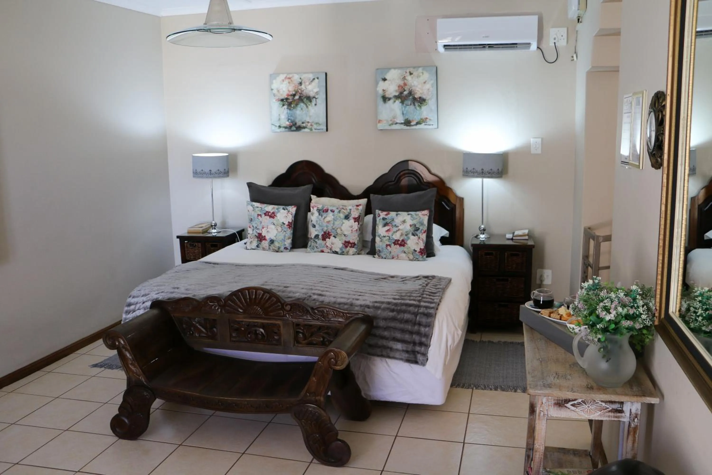 Bedroom, Bed in Daisy Country Lodge