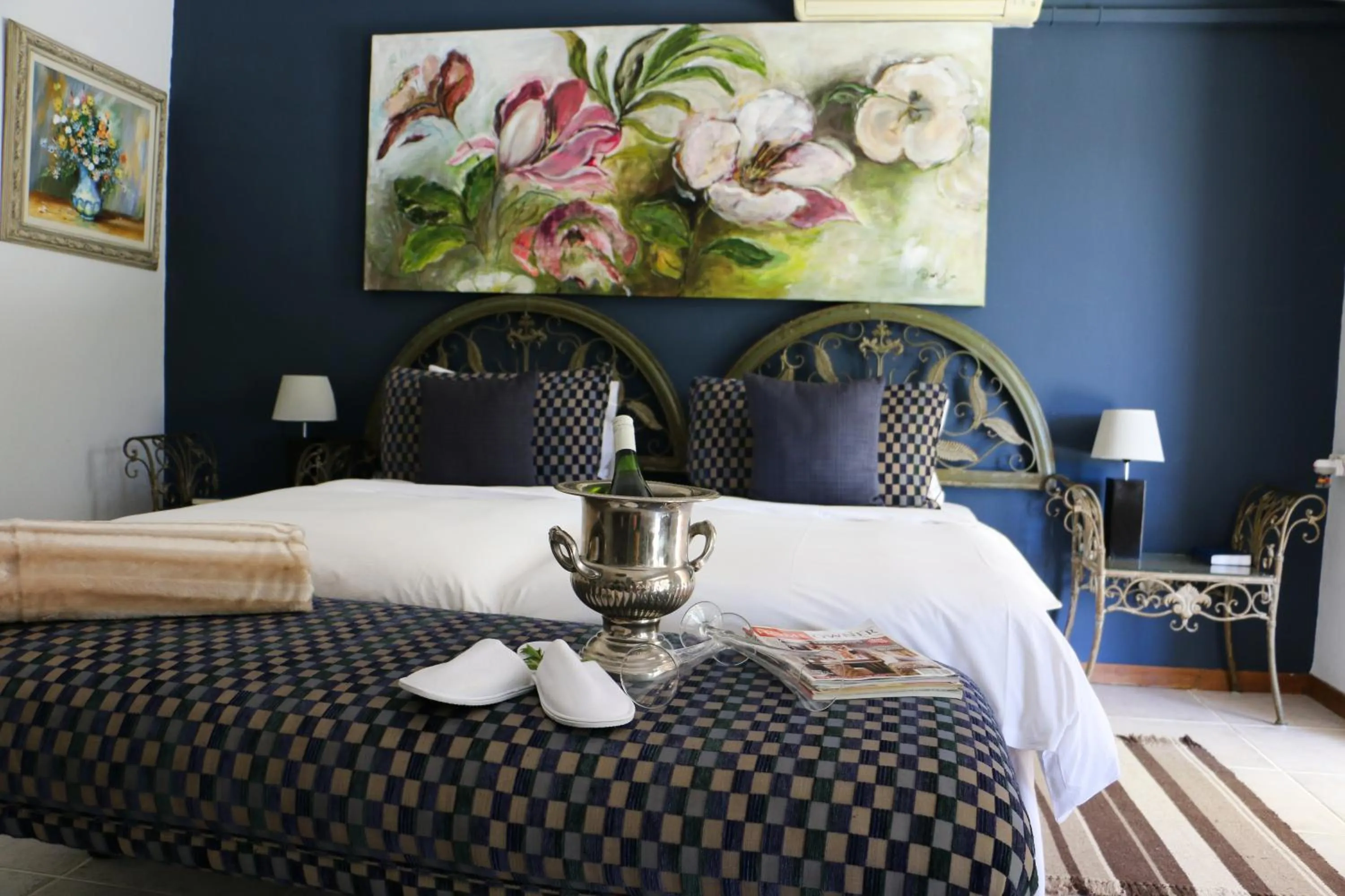 room service, Bed in Daisy Country Lodge