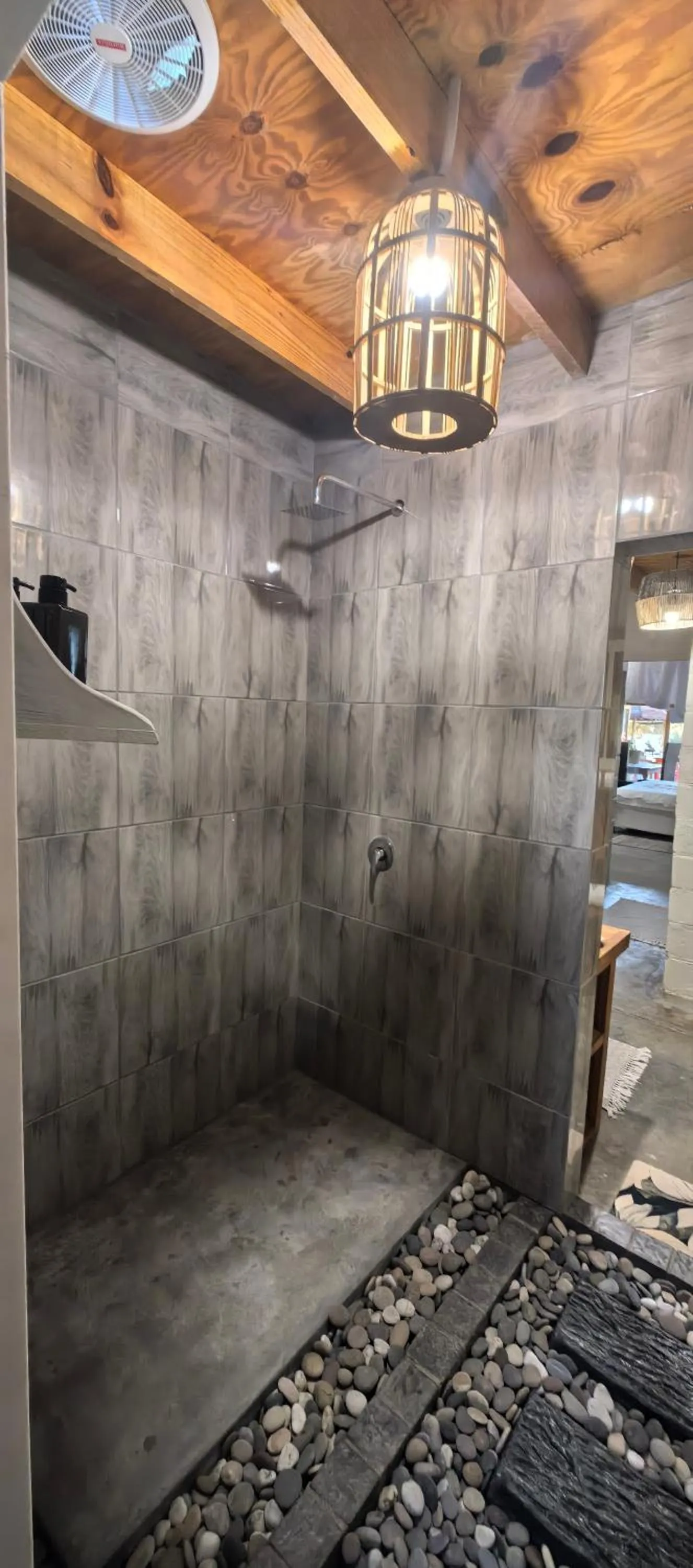 Shower in Daisy Country Lodge