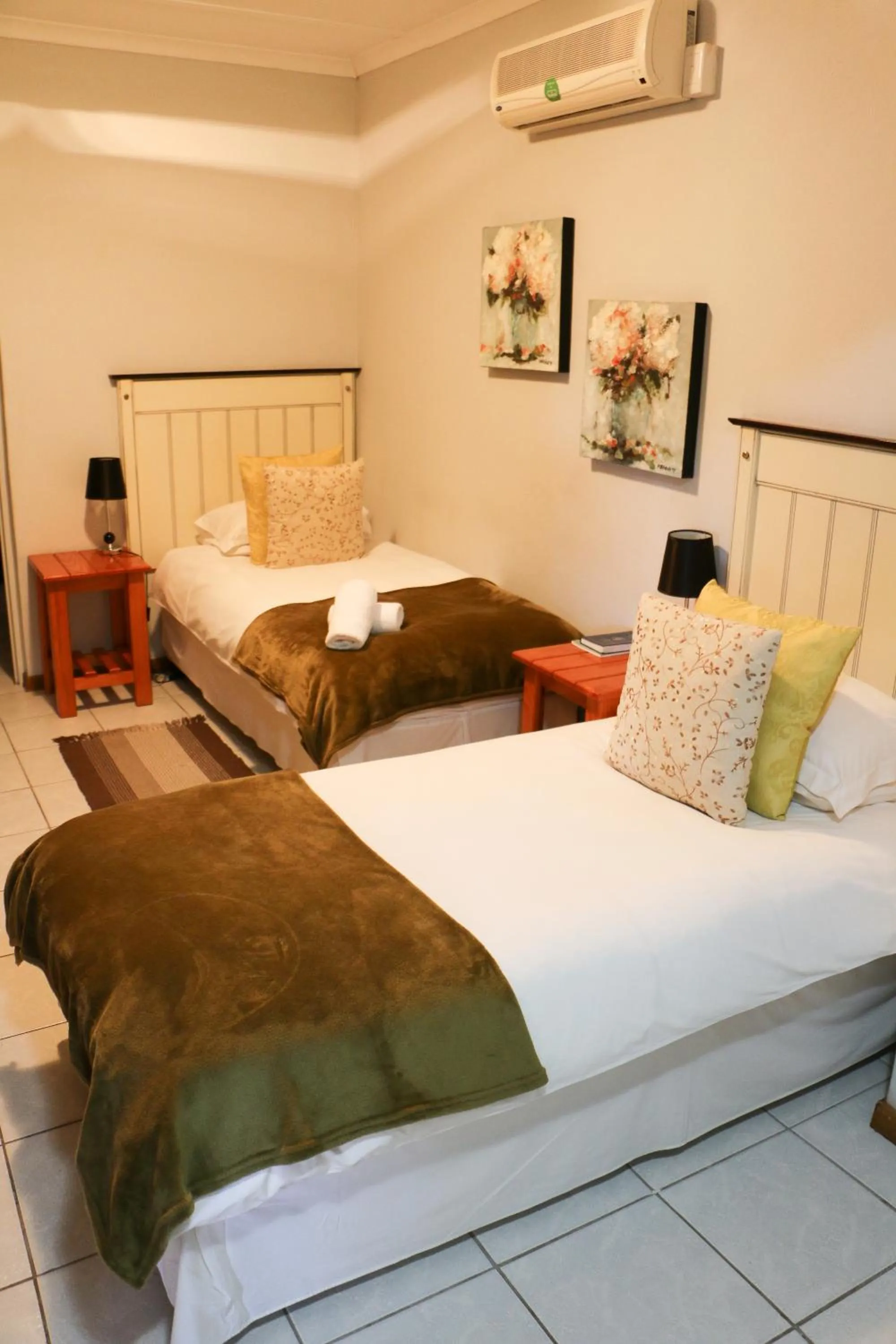 Bed in Daisy Country Lodge