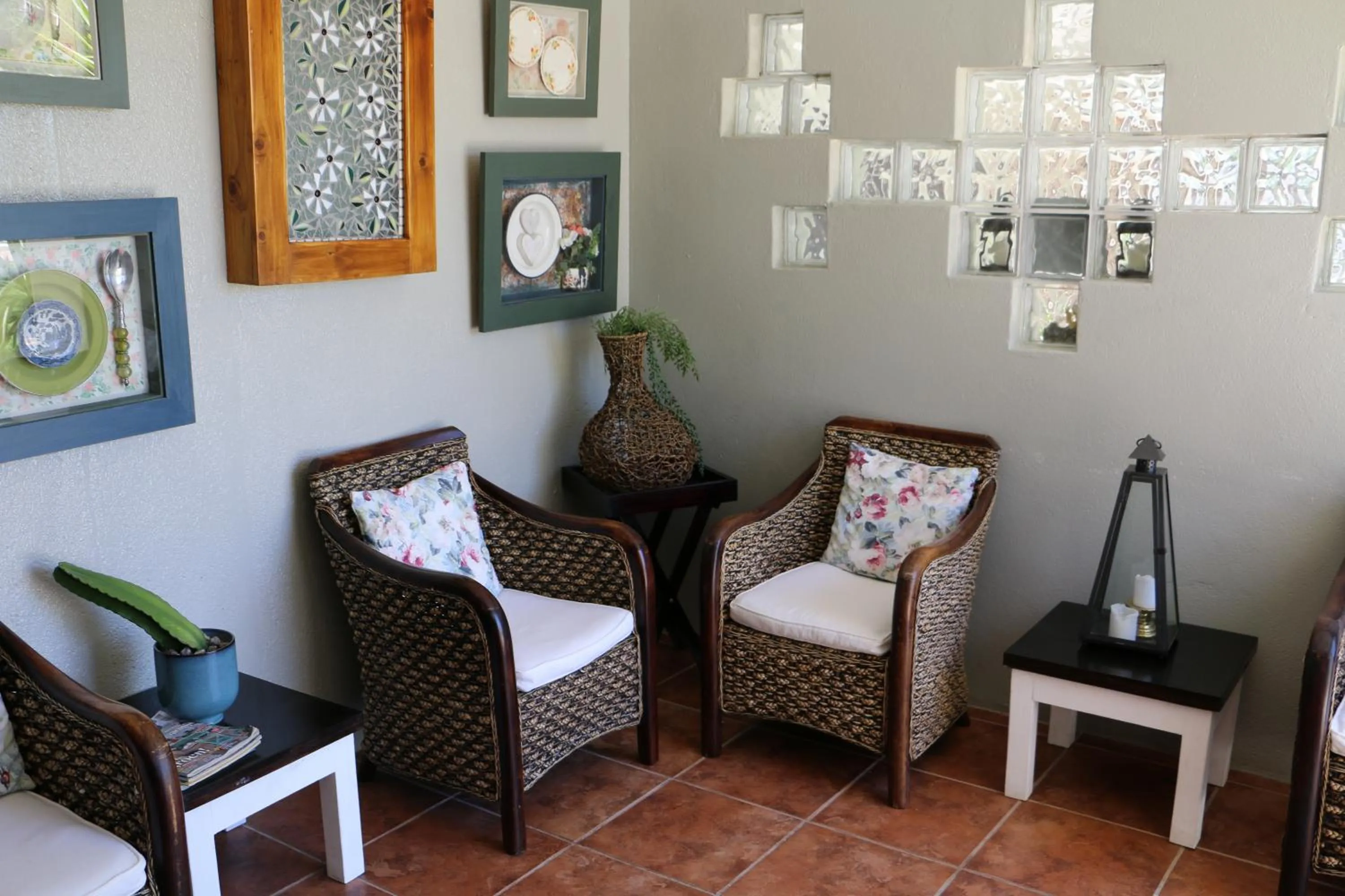 Seating area in Daisy Country Lodge