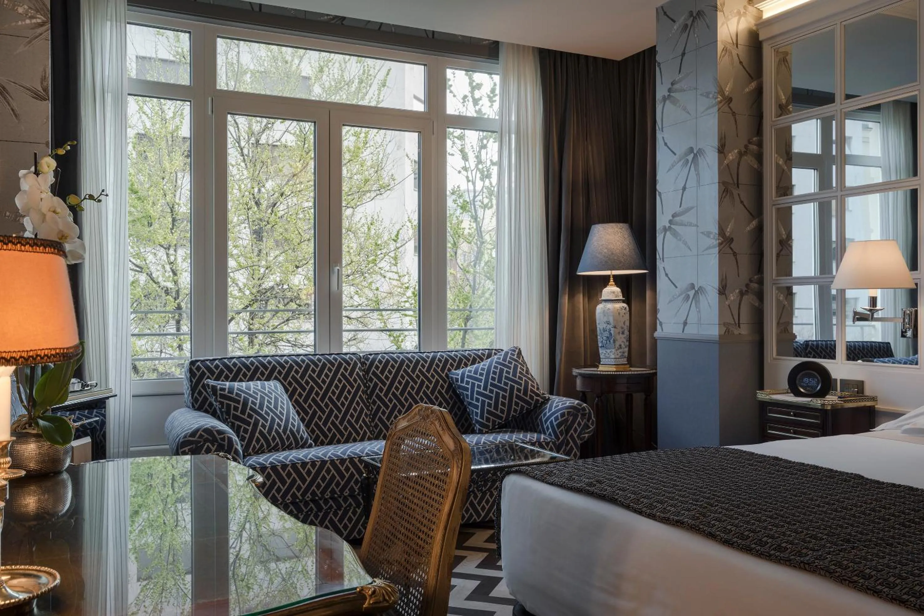 Living room, Bed in Relais & Châteaux Heritage Hotel