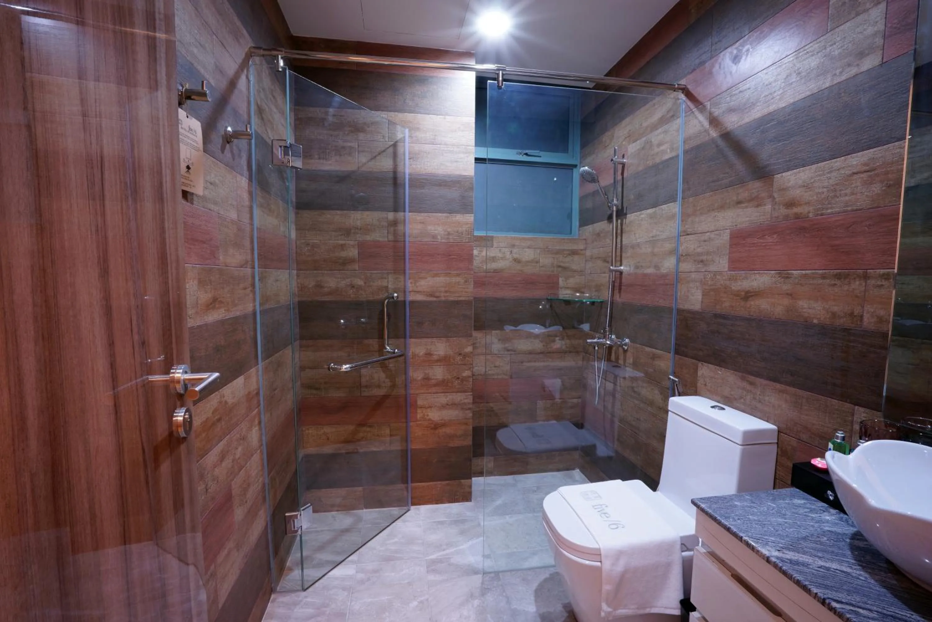 Shower in five6 Hotel Splendour