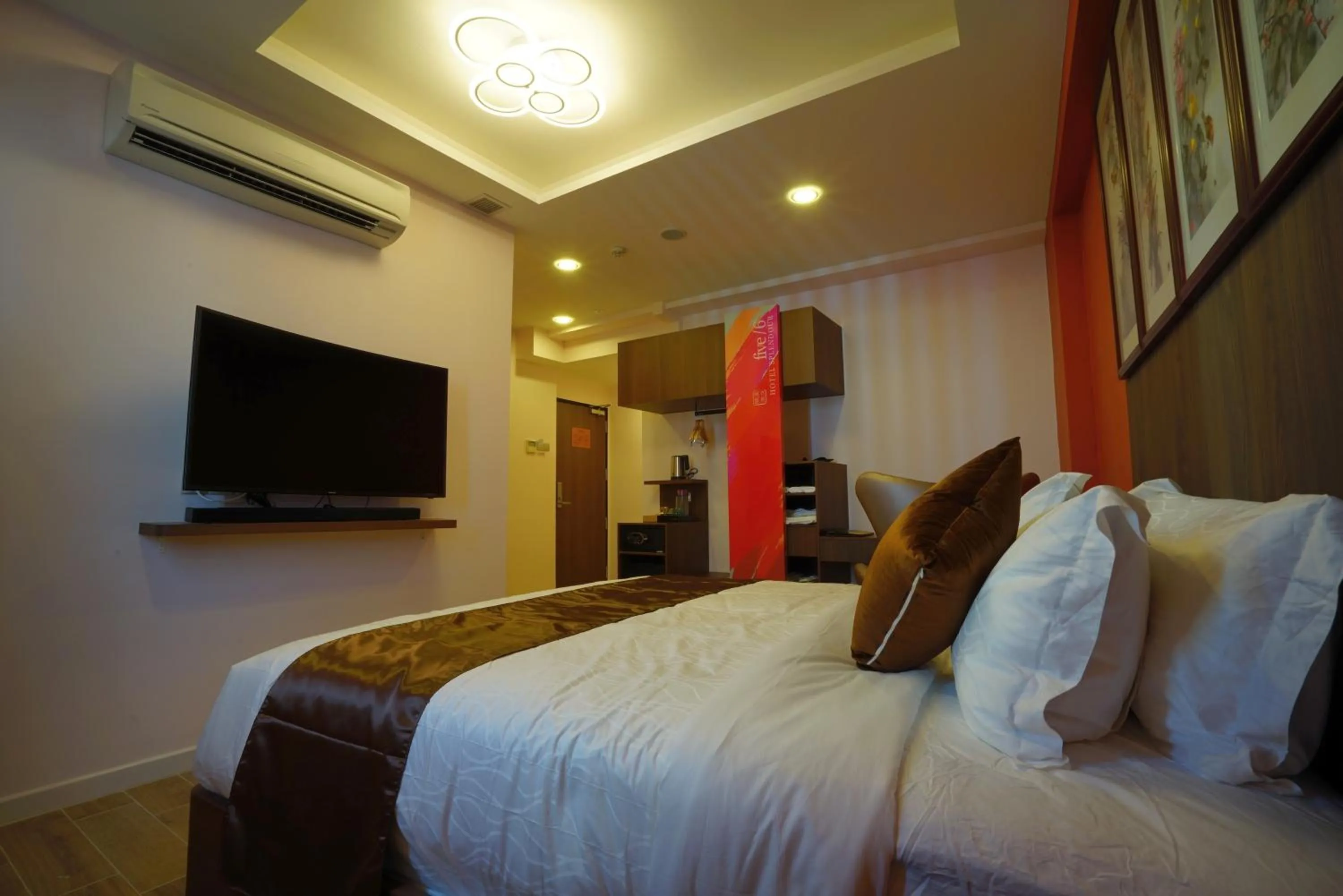 Bed in five6 Hotel Splendour