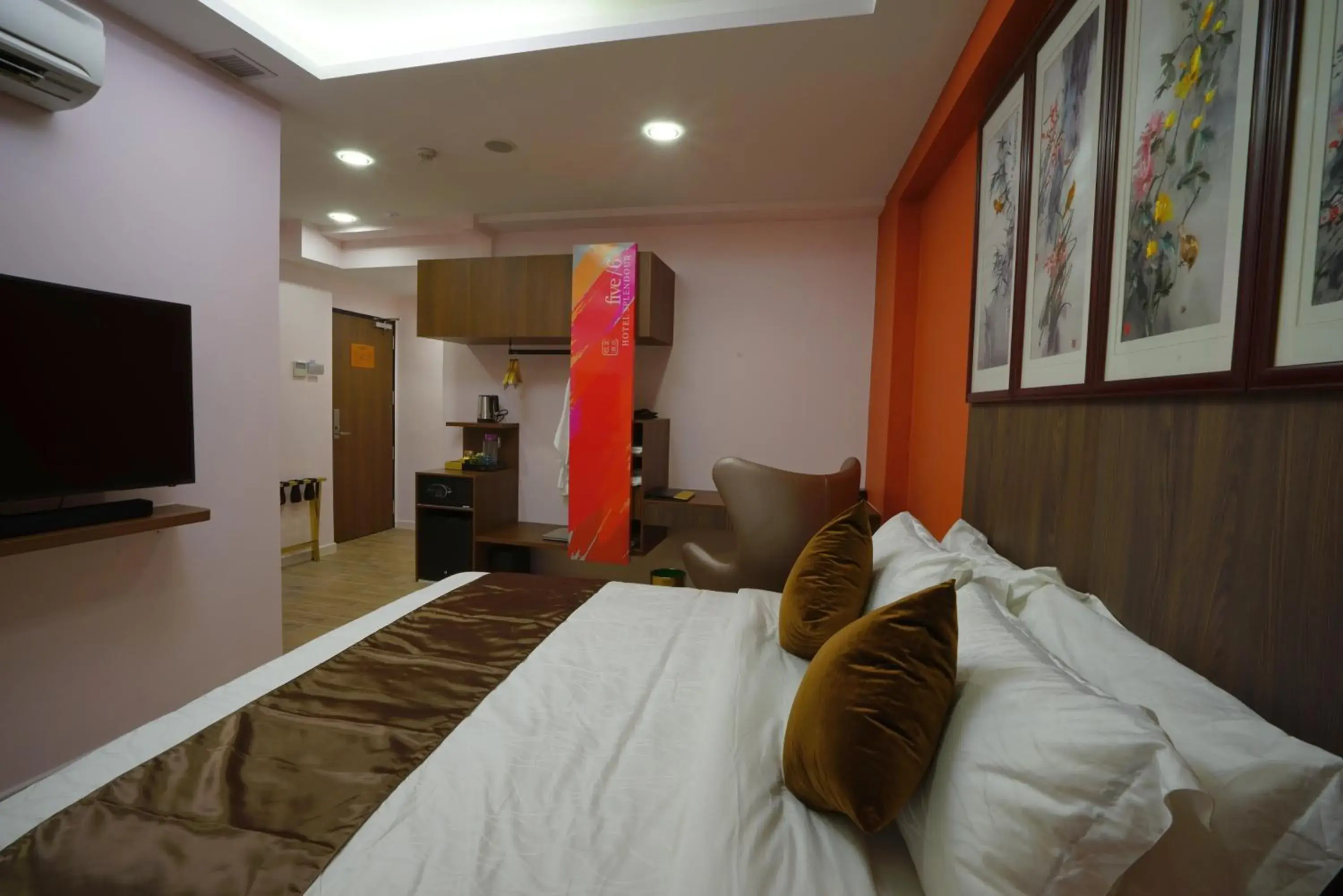 Photo of the whole room, Bed in five6 Hotel Splendour Photo of the whole room, Bed in five6 Hotel Splendour