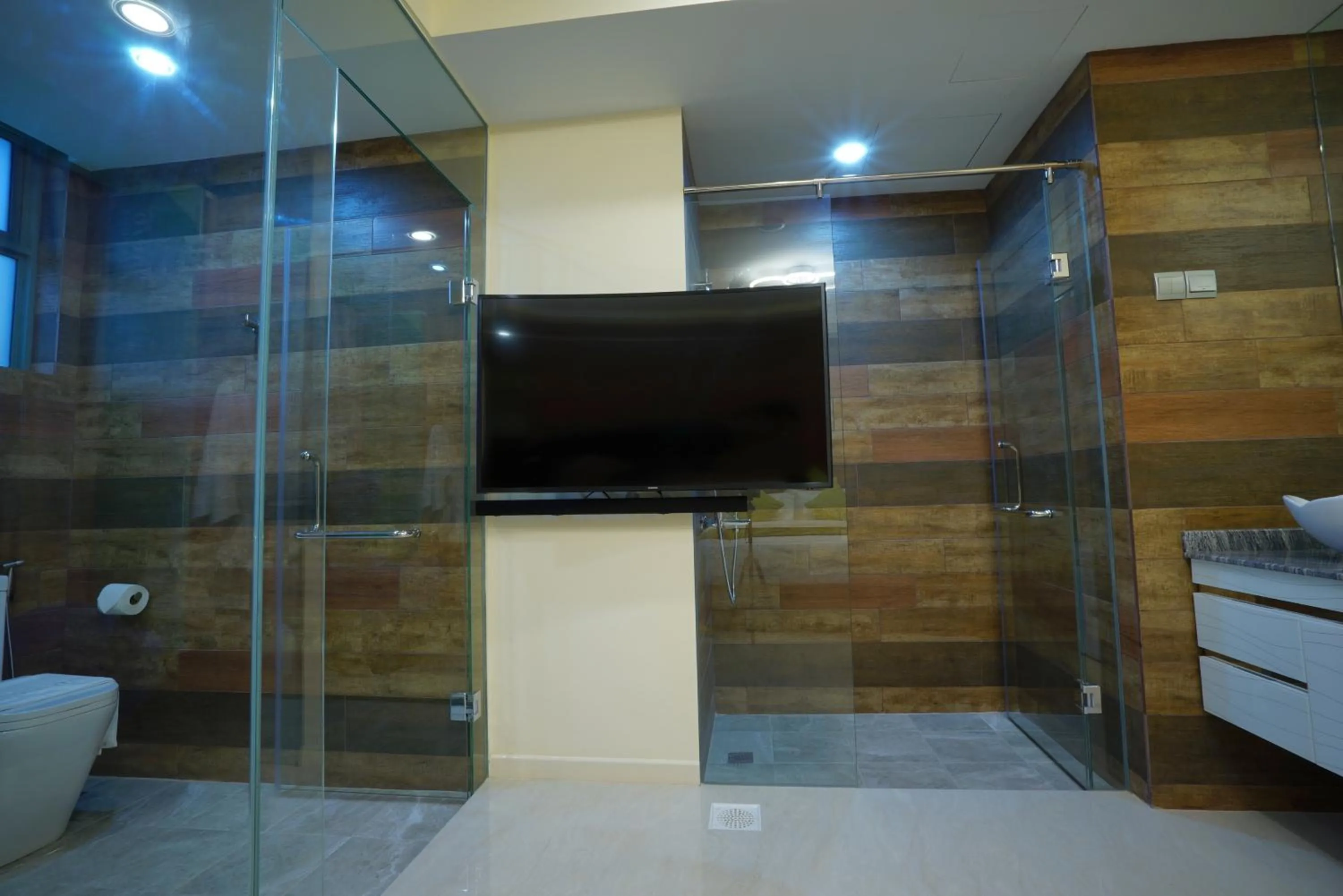 Shower in five6 Hotel Splendour