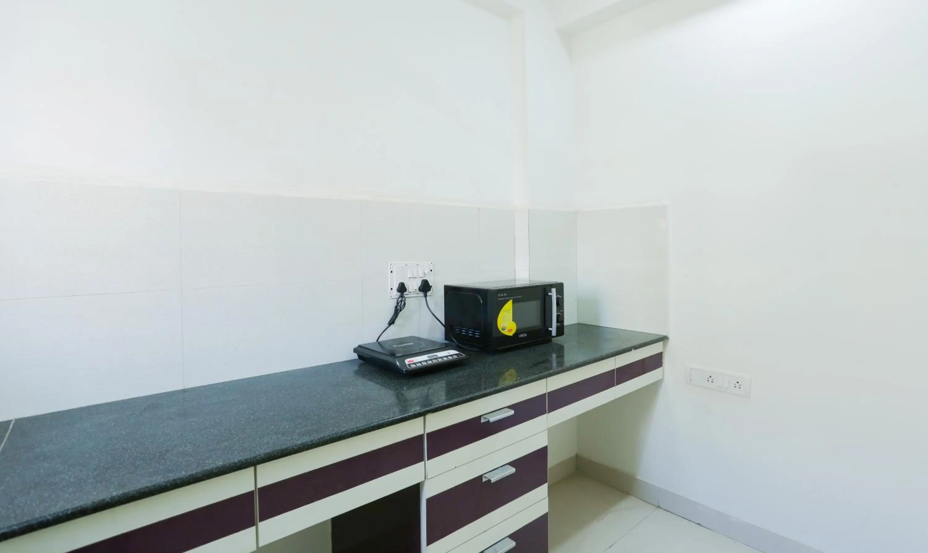 Kitchen or kitchenette in Itsy Hotels Worldtree Bellandur