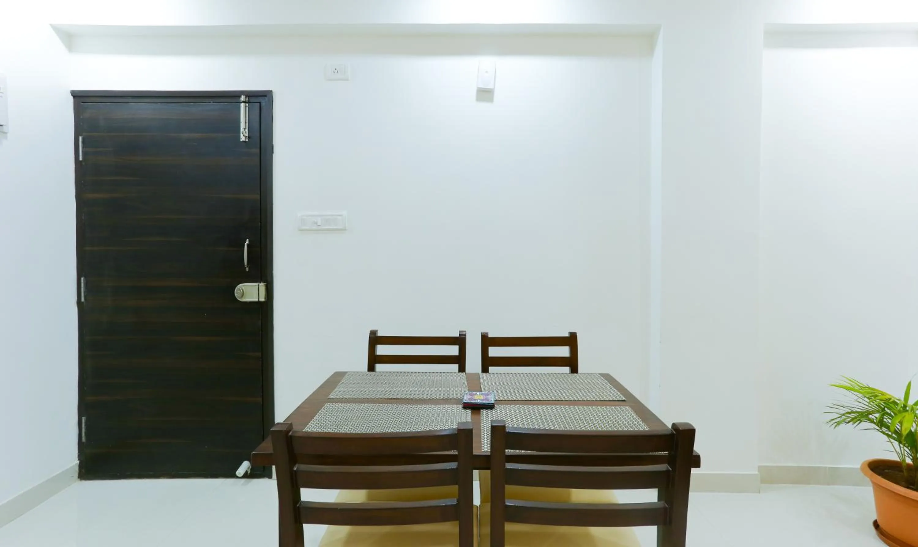 Dining area in Itsy Hotels Worldtree Bellandur