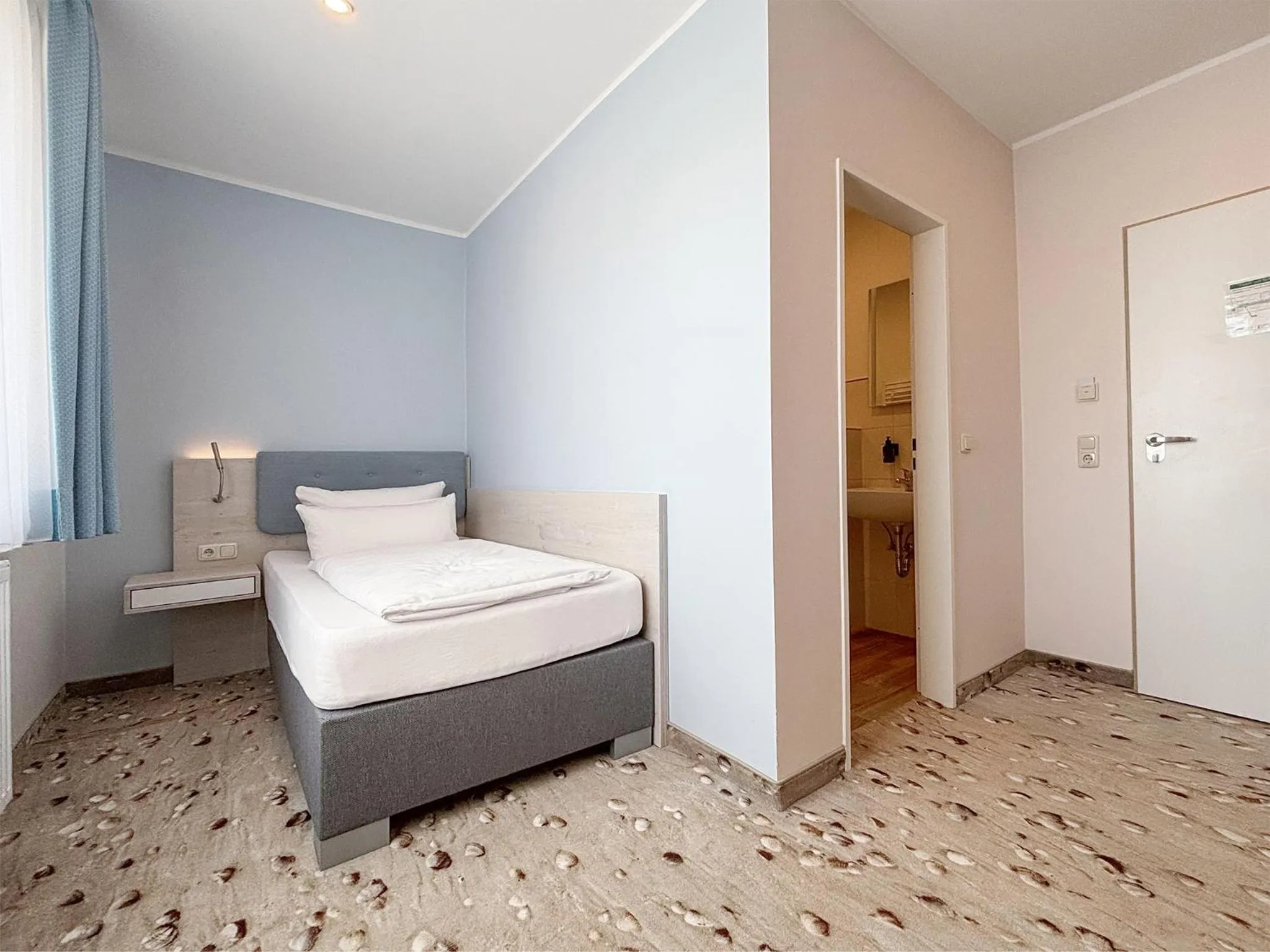 Bed in DORMERO Hotel Wilhelmshaven