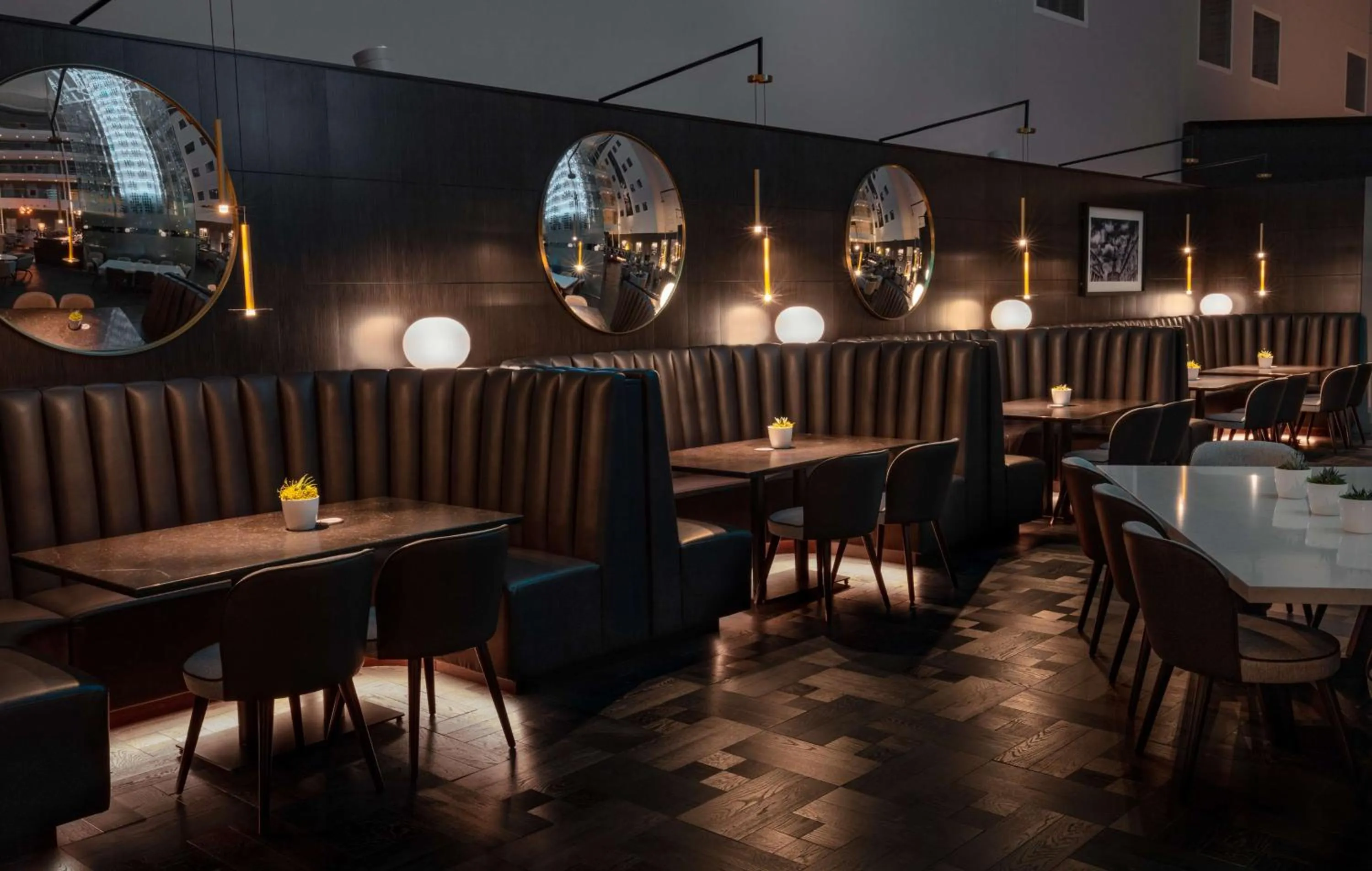 Lounge or bar in Radisson Blu Hotel London Stansted Airport