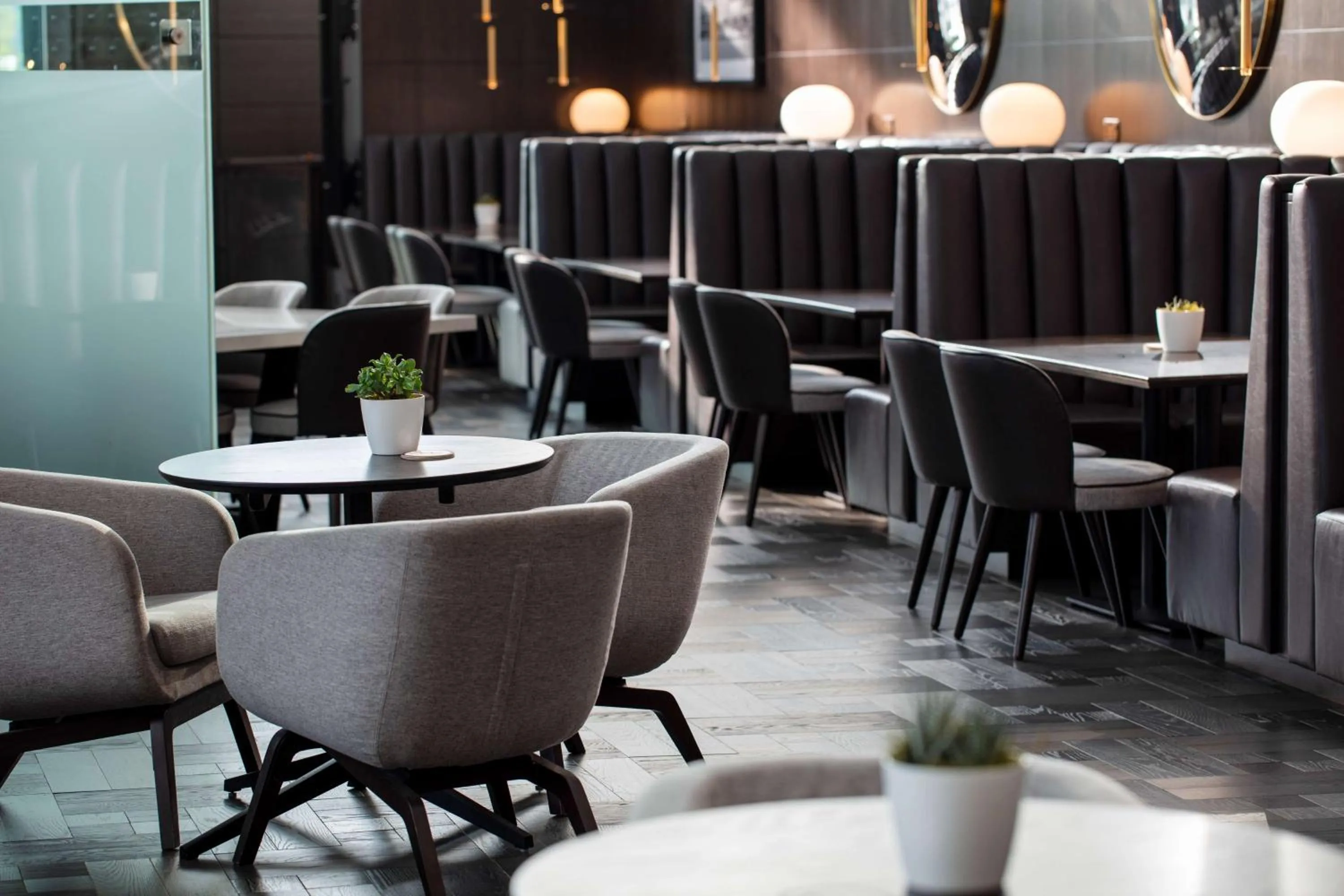 Lounge or bar in Radisson Blu Hotel London Stansted Airport