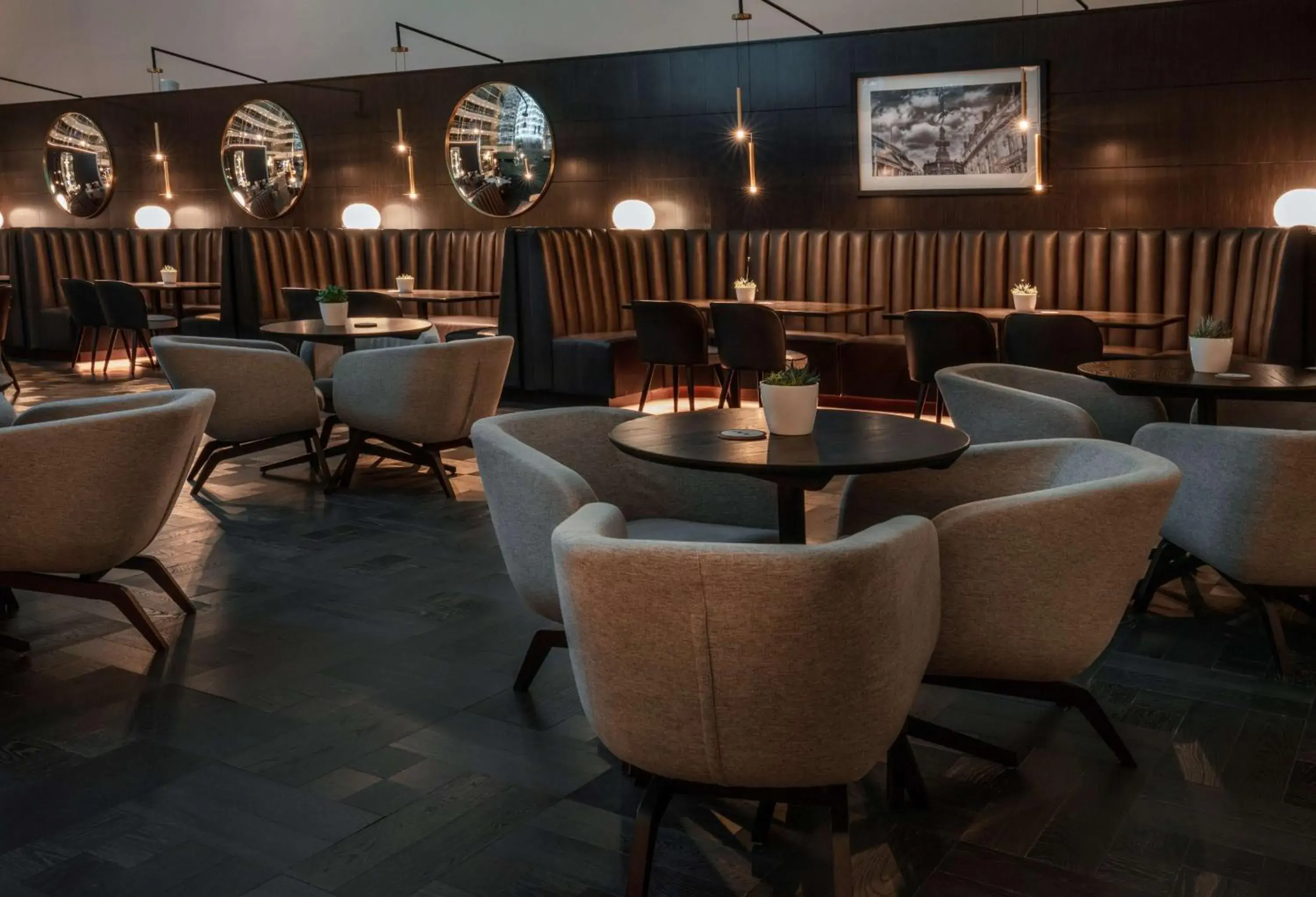 Lounge or bar in Radisson Blu Hotel London Stansted Airport Lounge or bar in Radisson Blu Hotel London Stansted Airport