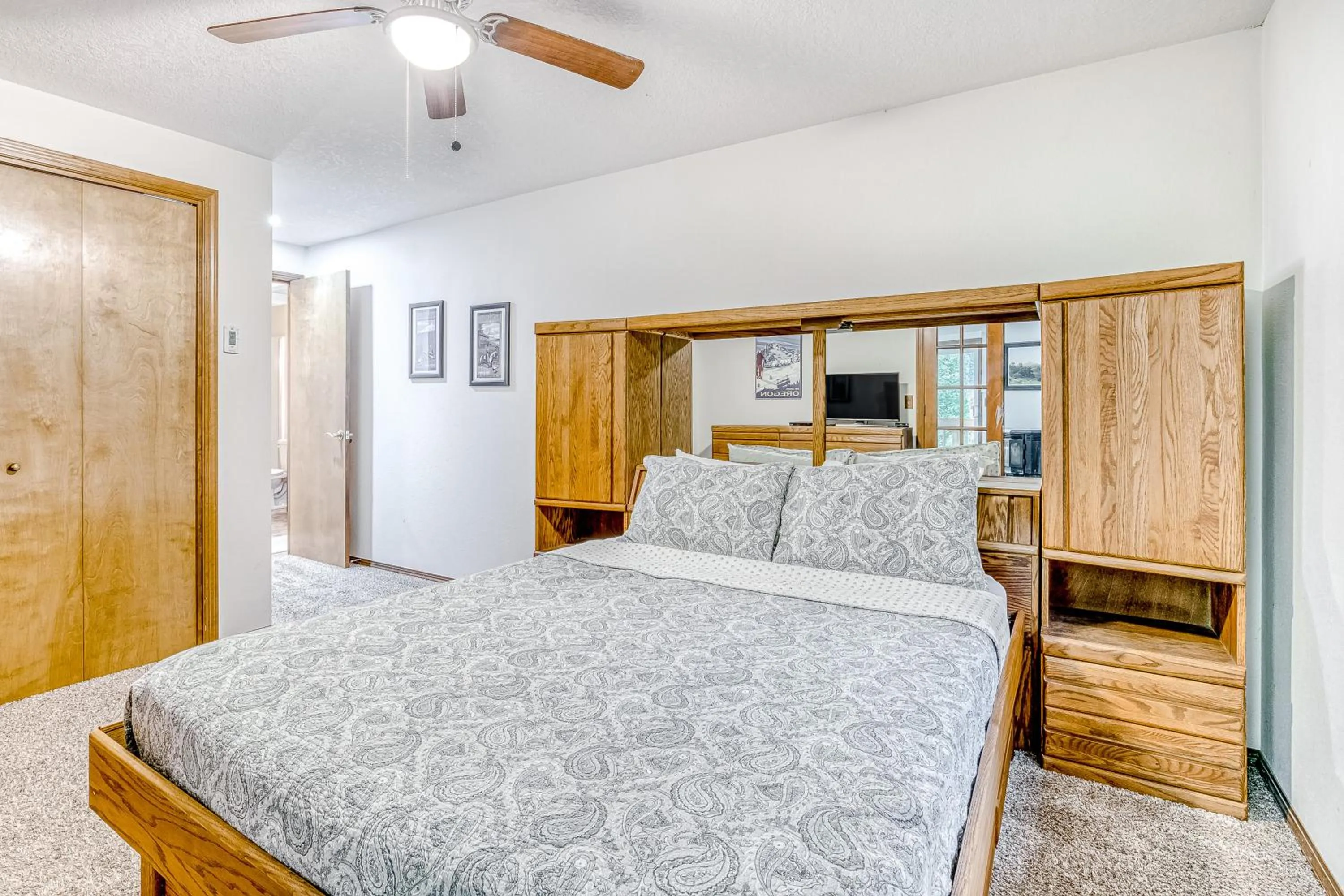 Bed in Shadowbrook Chalet