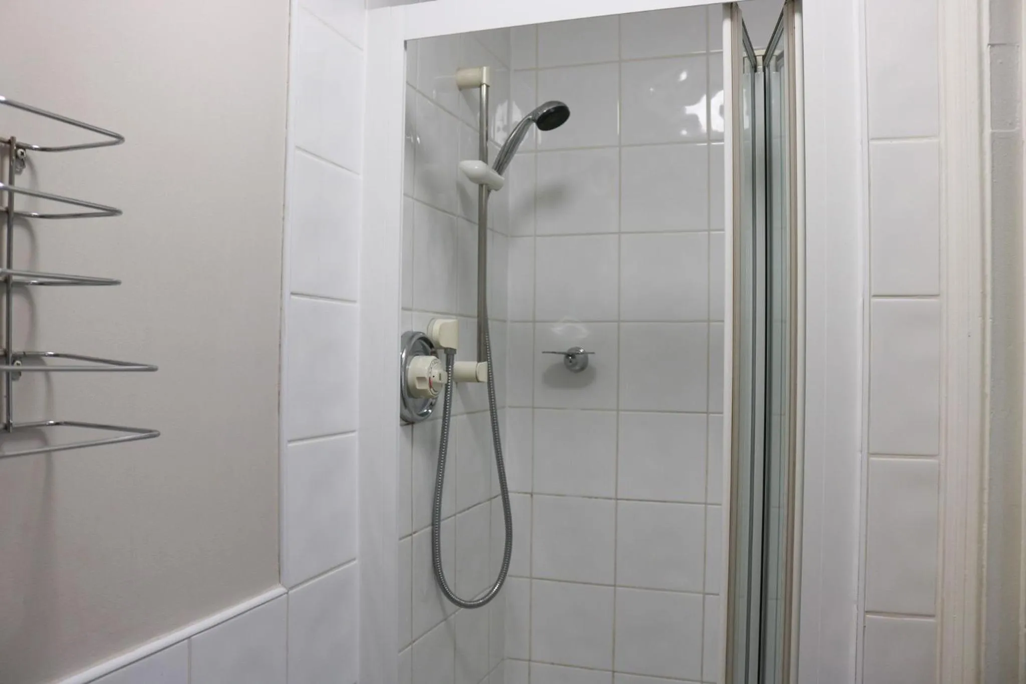 Shower in Bartley Lodge Hotel