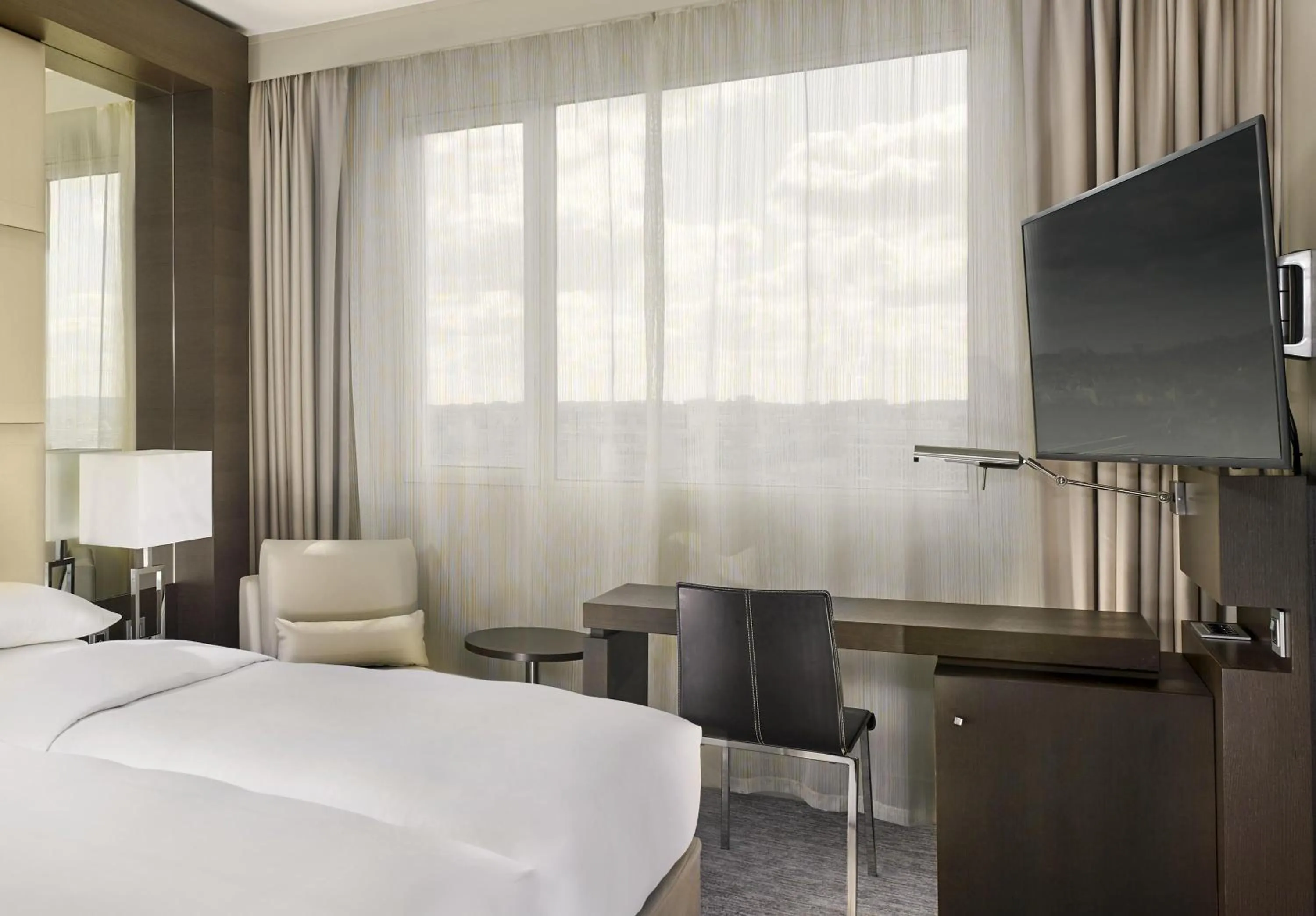 Bedroom, Bed in Hyatt Regency Paris Etoile