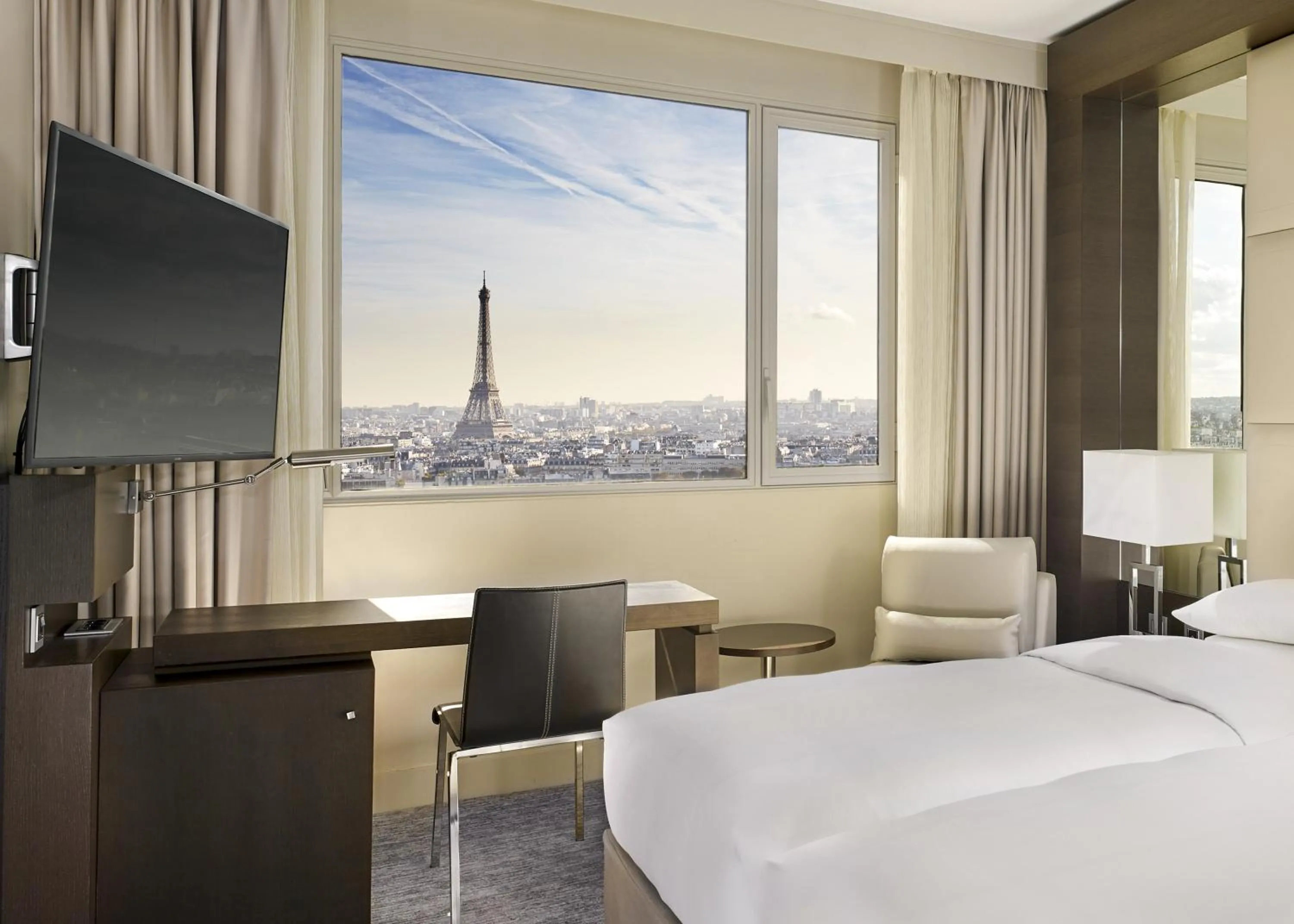 Bed in Hyatt Regency Paris Etoile