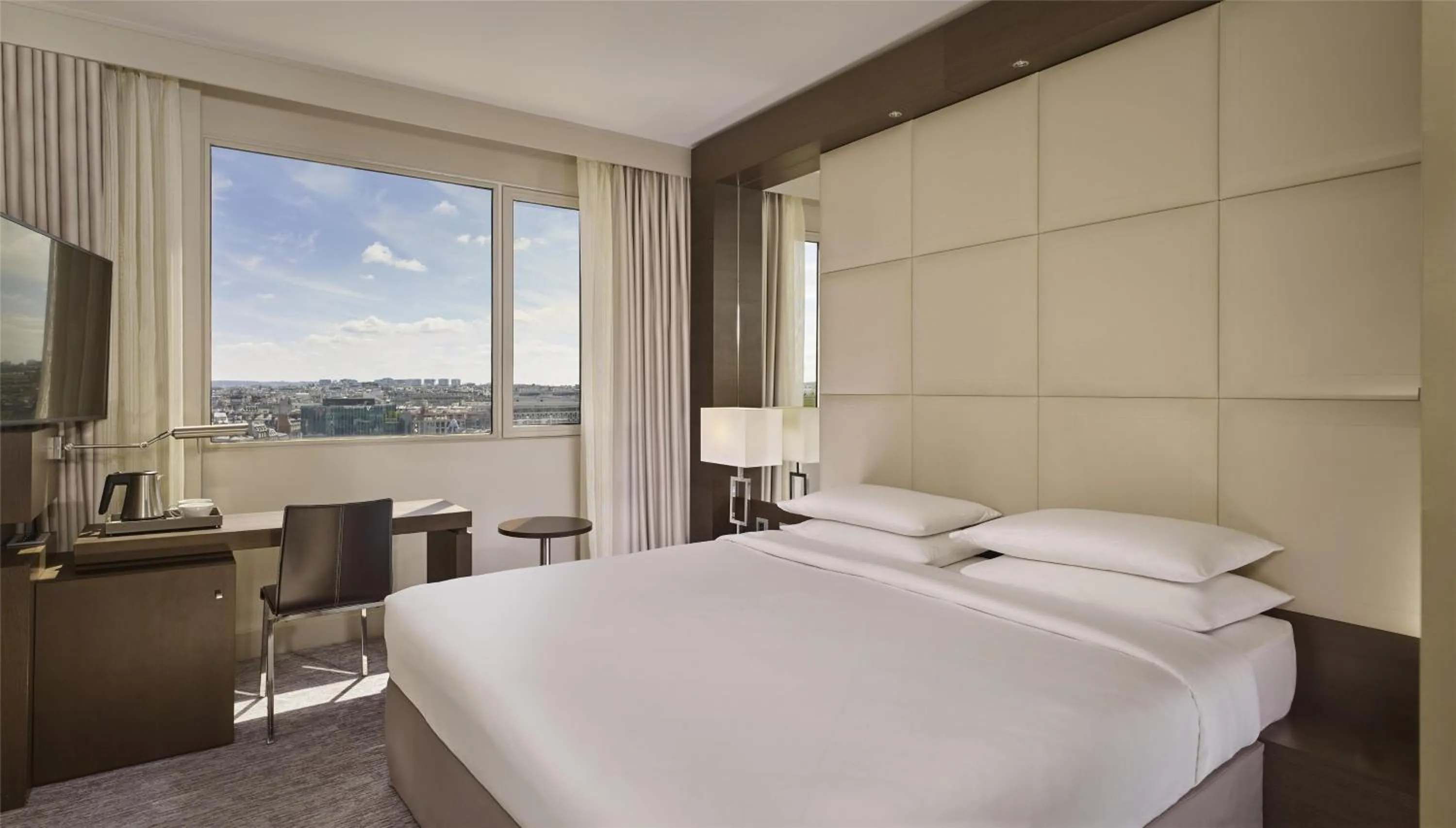 Bedroom, Bed in Hyatt Regency Paris Etoile