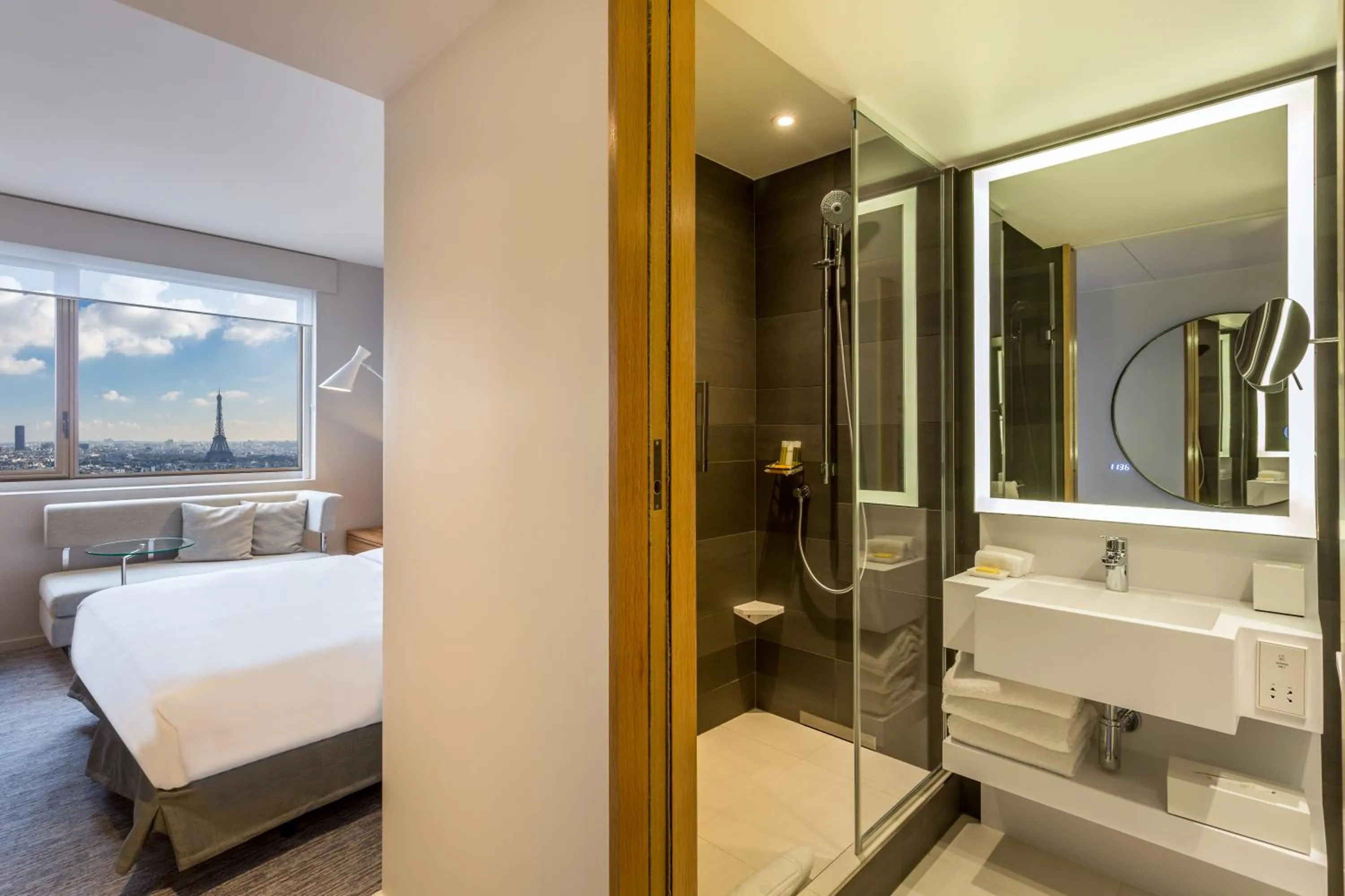 Shower, Bed in Hyatt Regency Paris Etoile
