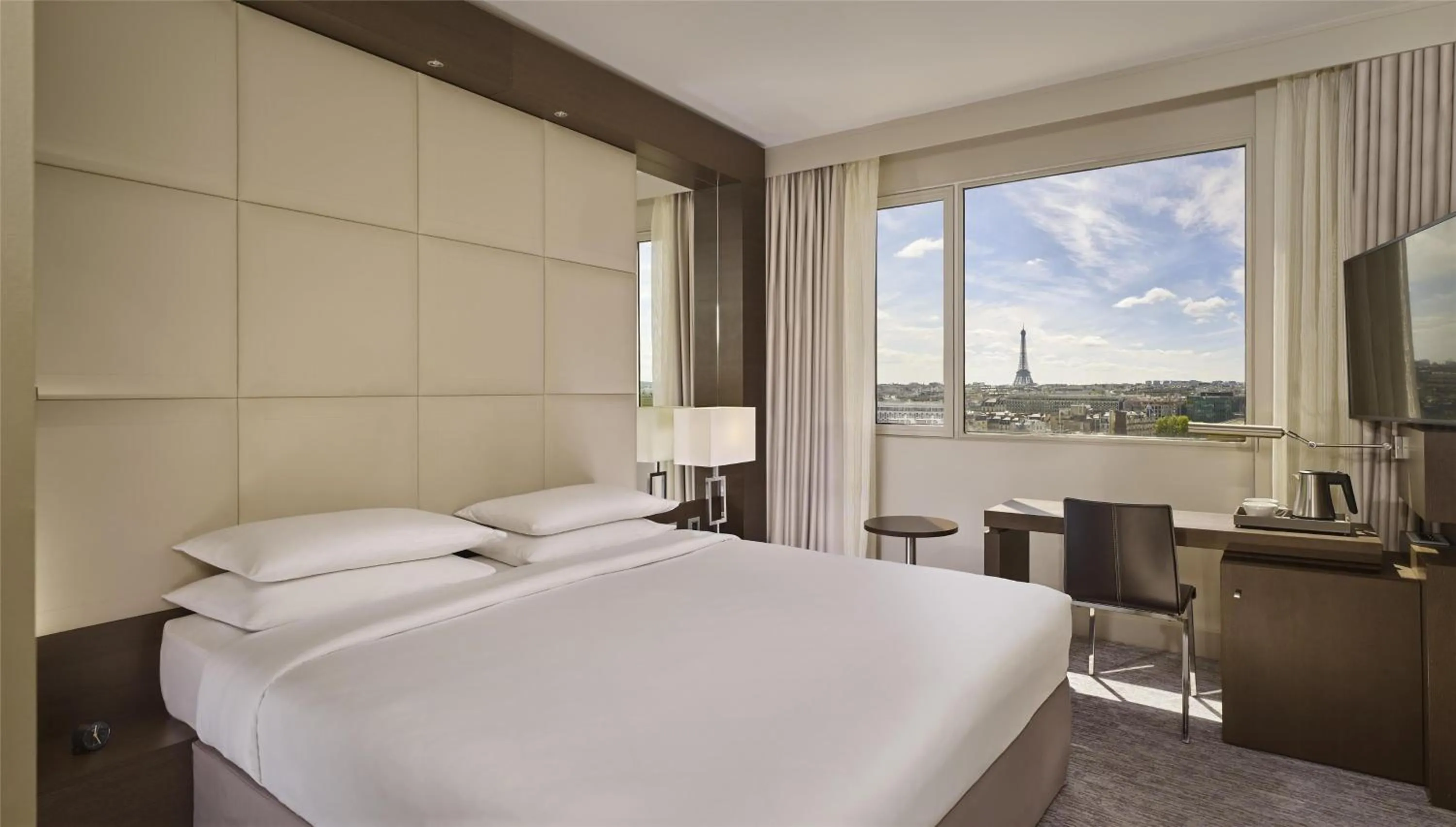 Bedroom, Bed in Hyatt Regency Paris Etoile
