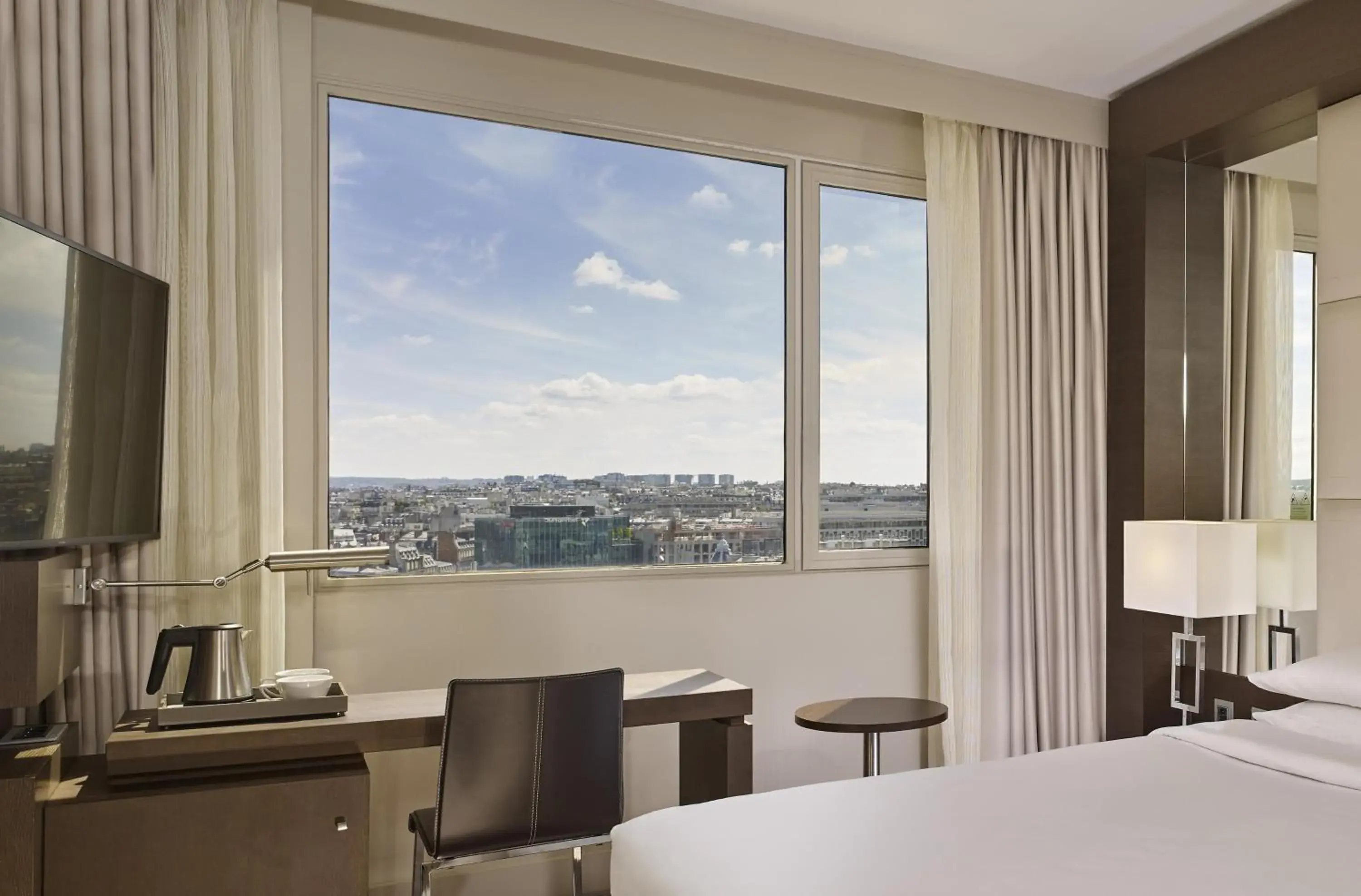 Restaurant/places to eat, Bed in Hyatt Regency Paris Etoile Restaurant/places to eat, Bed in Hyatt Regency Paris Etoile