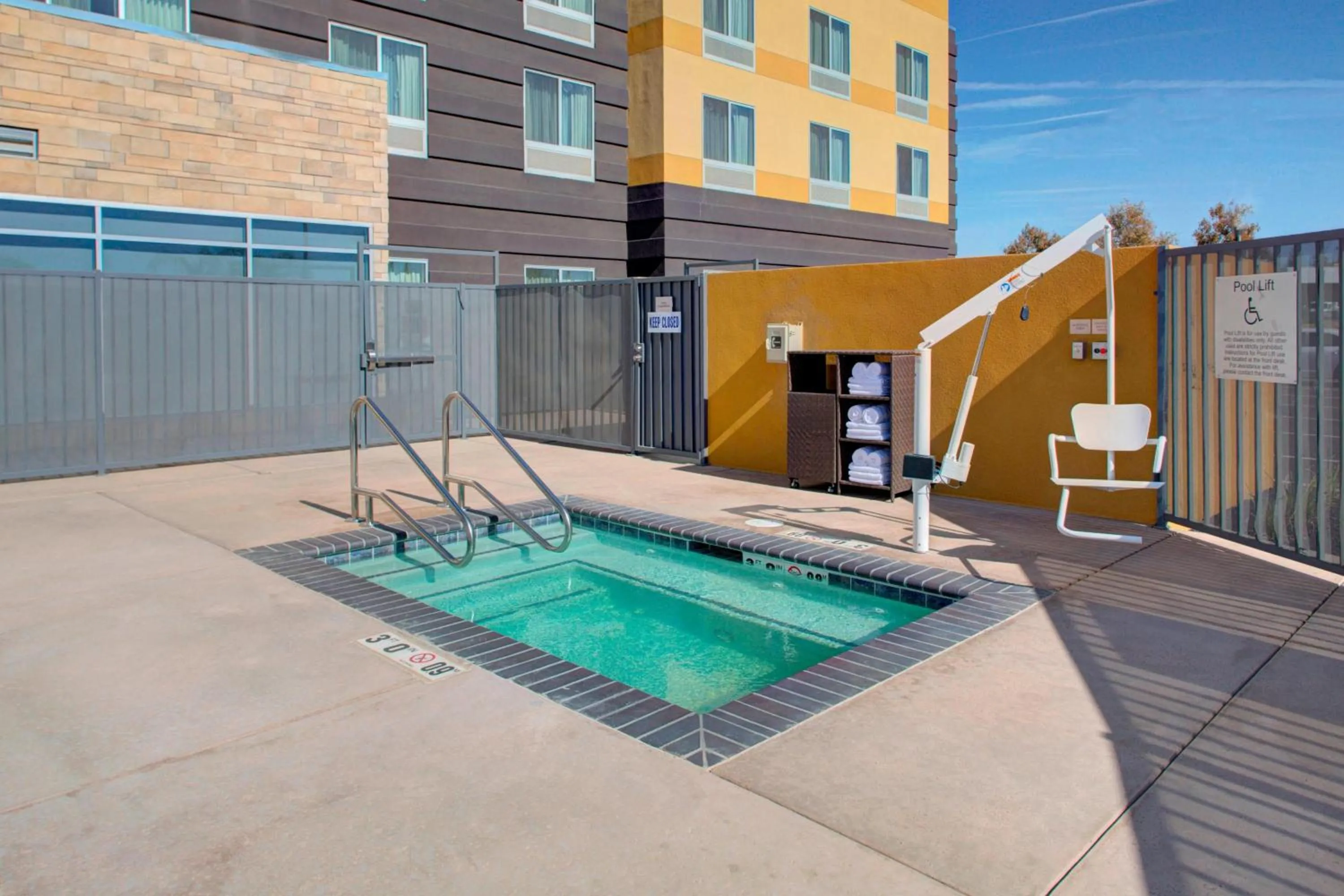 Swimming pool in Fairfield Inn & Suites by Marriott Bakersfield North/Airport