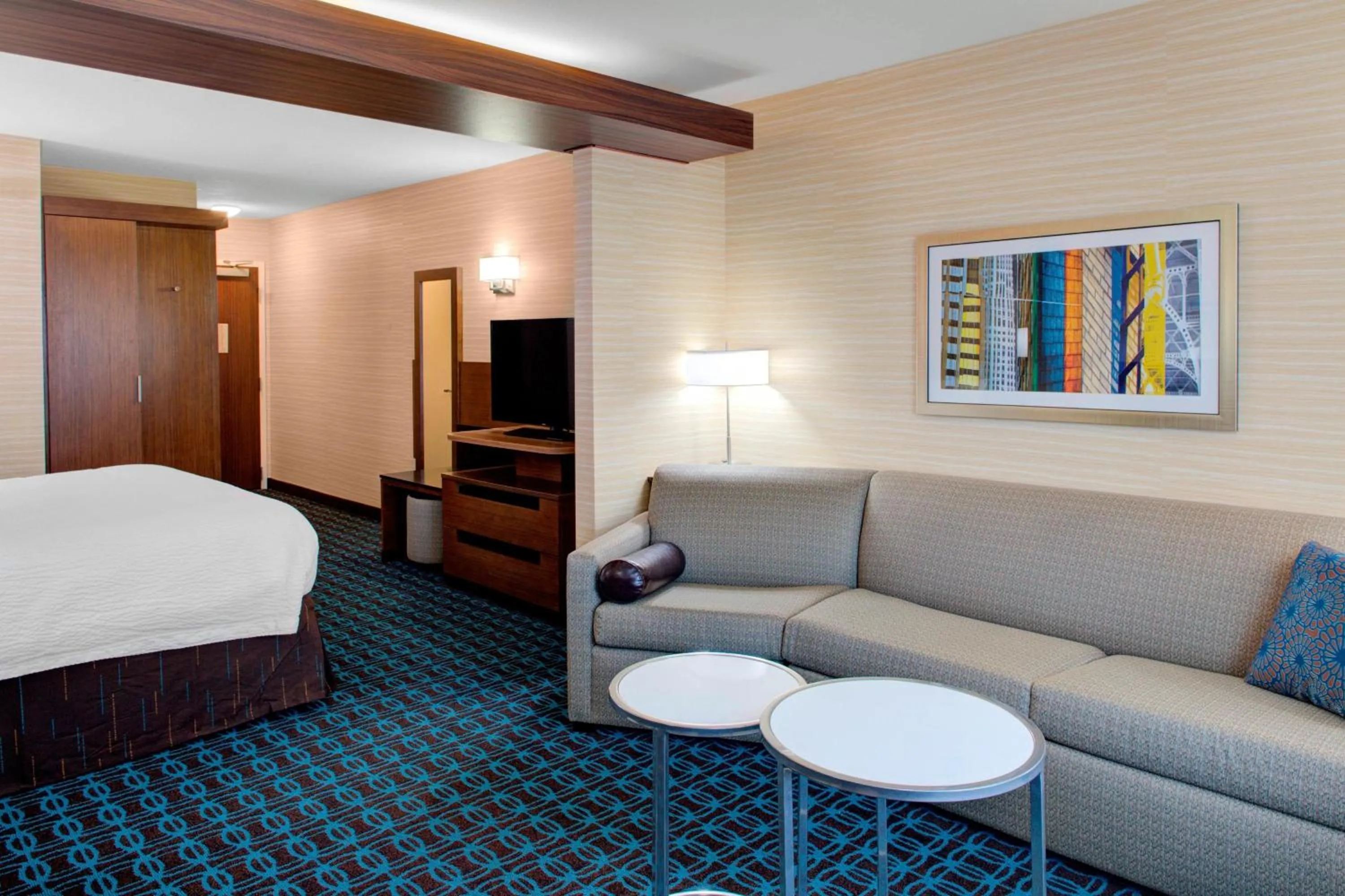 Living room, Bed in Fairfield Inn & Suites by Marriott Bakersfield North/Airport
