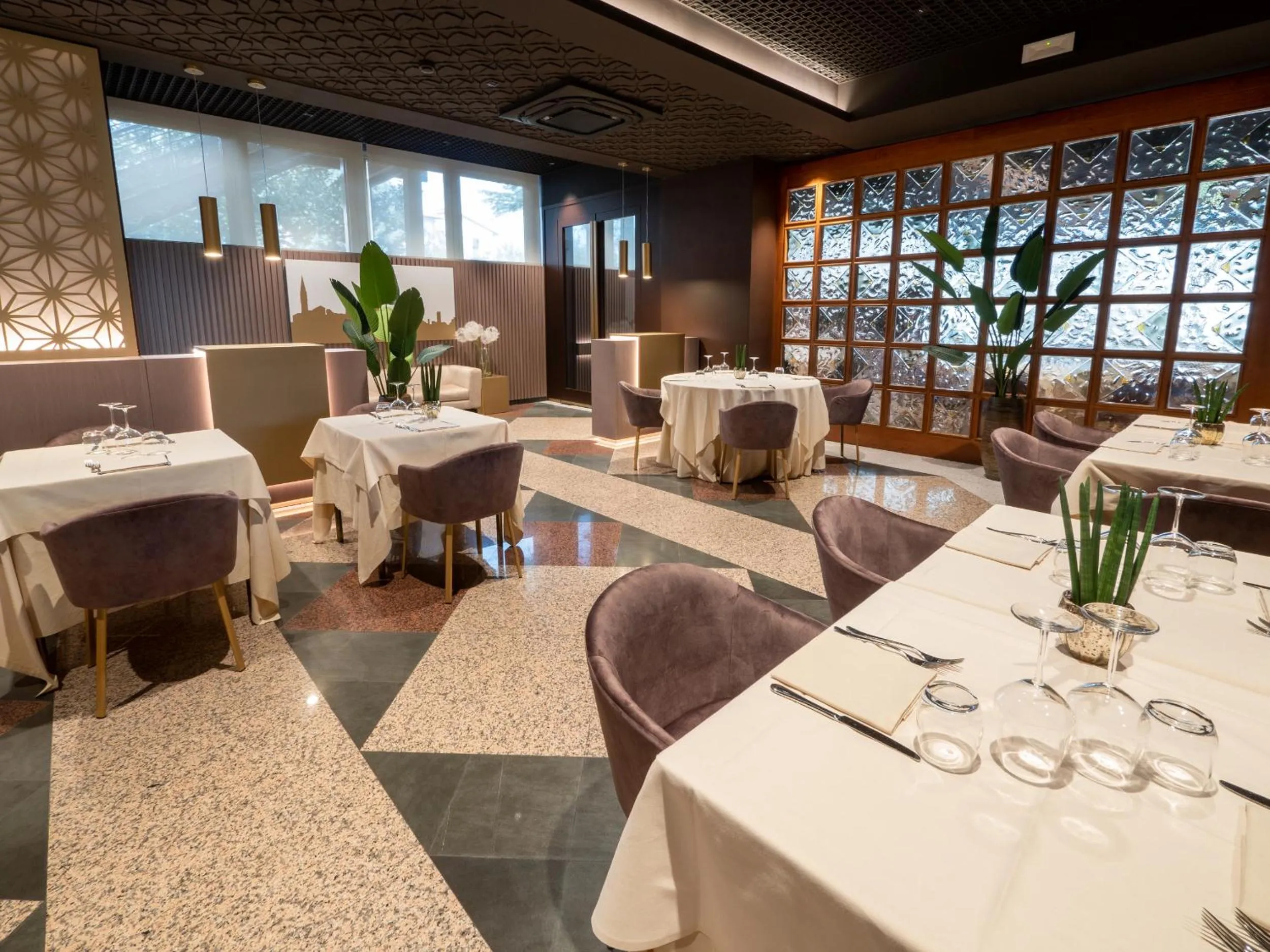 Restaurant/places to eat in Hotel Minerva