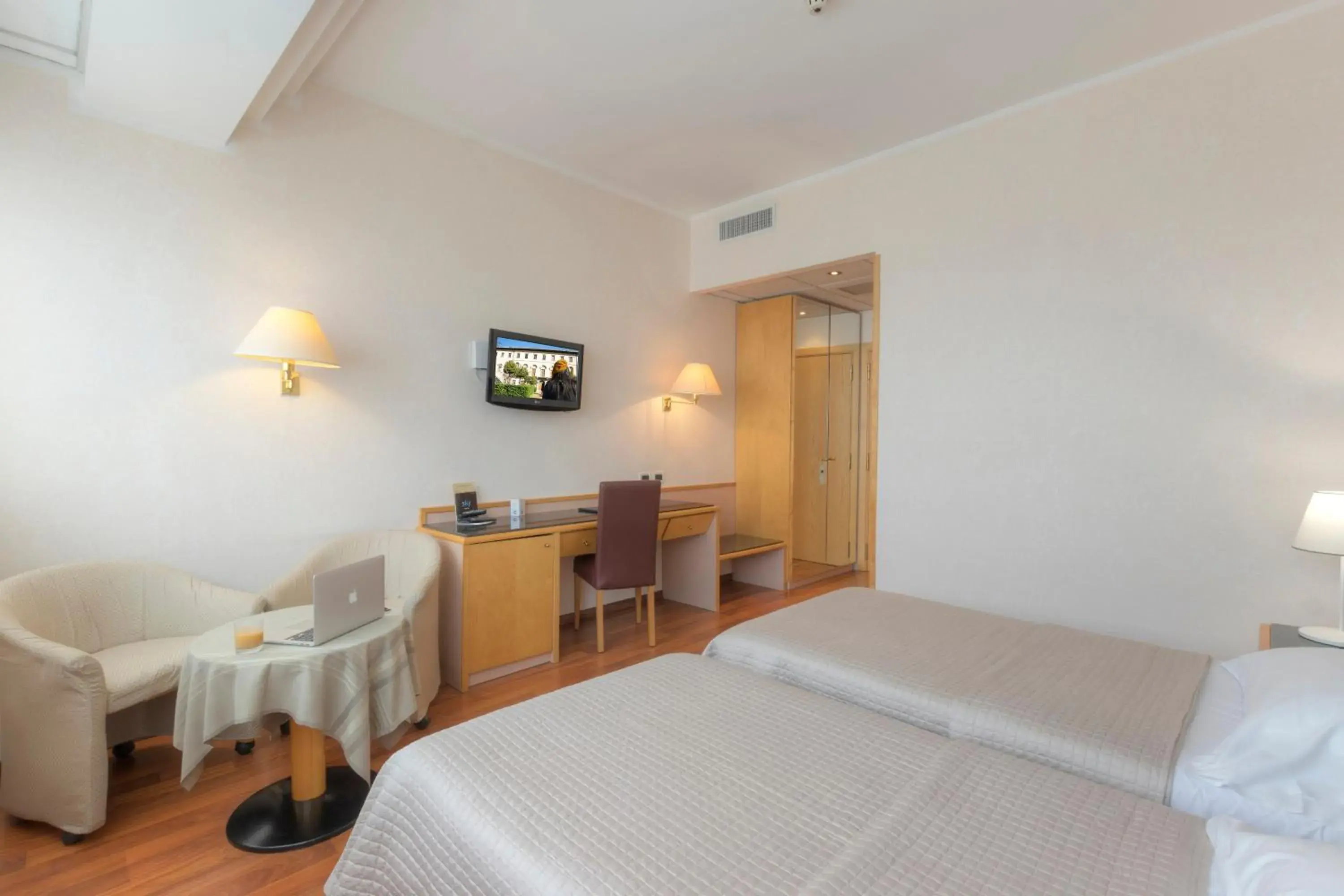 Standard Twin Room in Hotel Minerva Standard Twin Room in Hotel Minerva