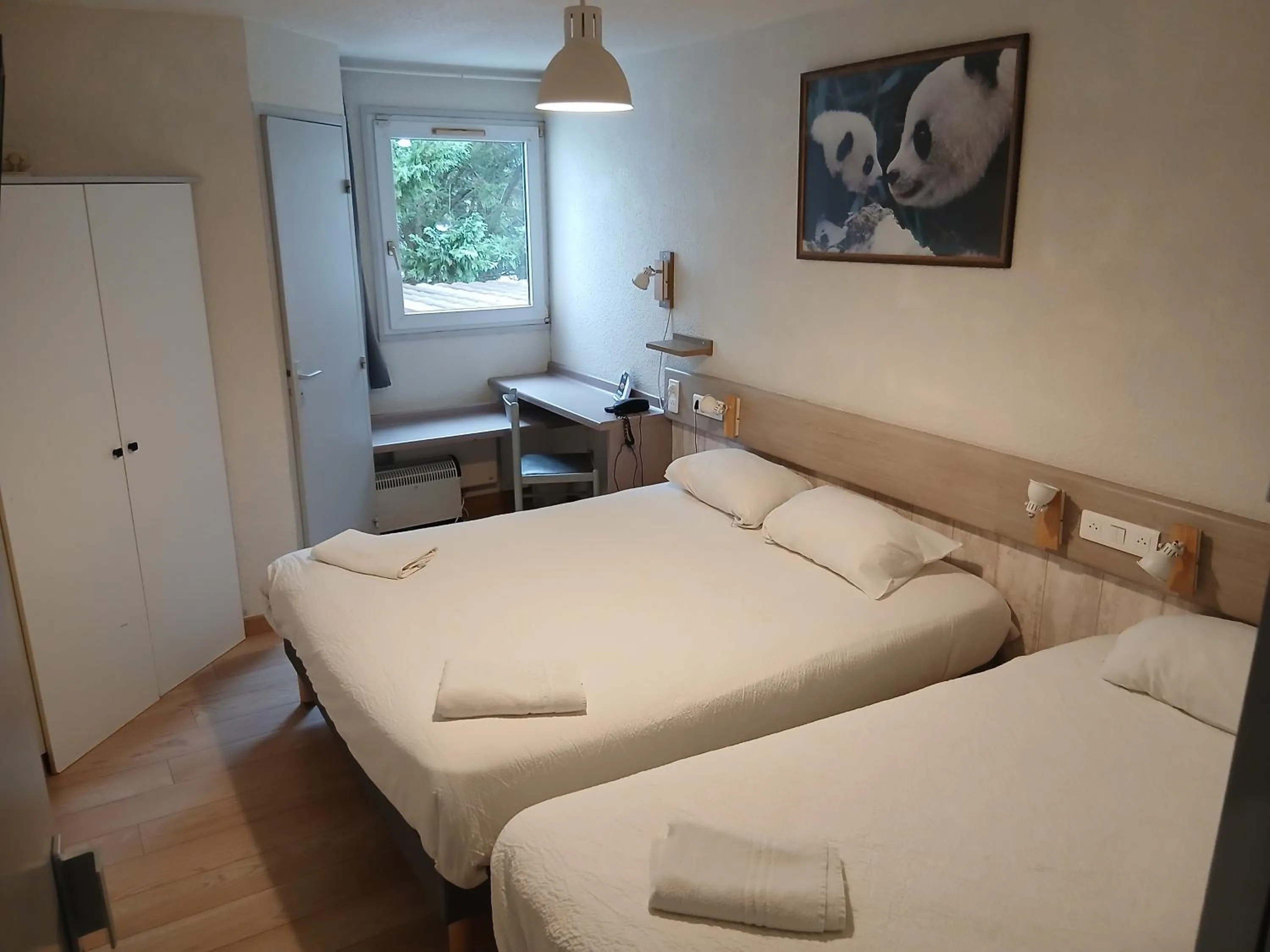 Bed in Logis Hôtel Come Inn