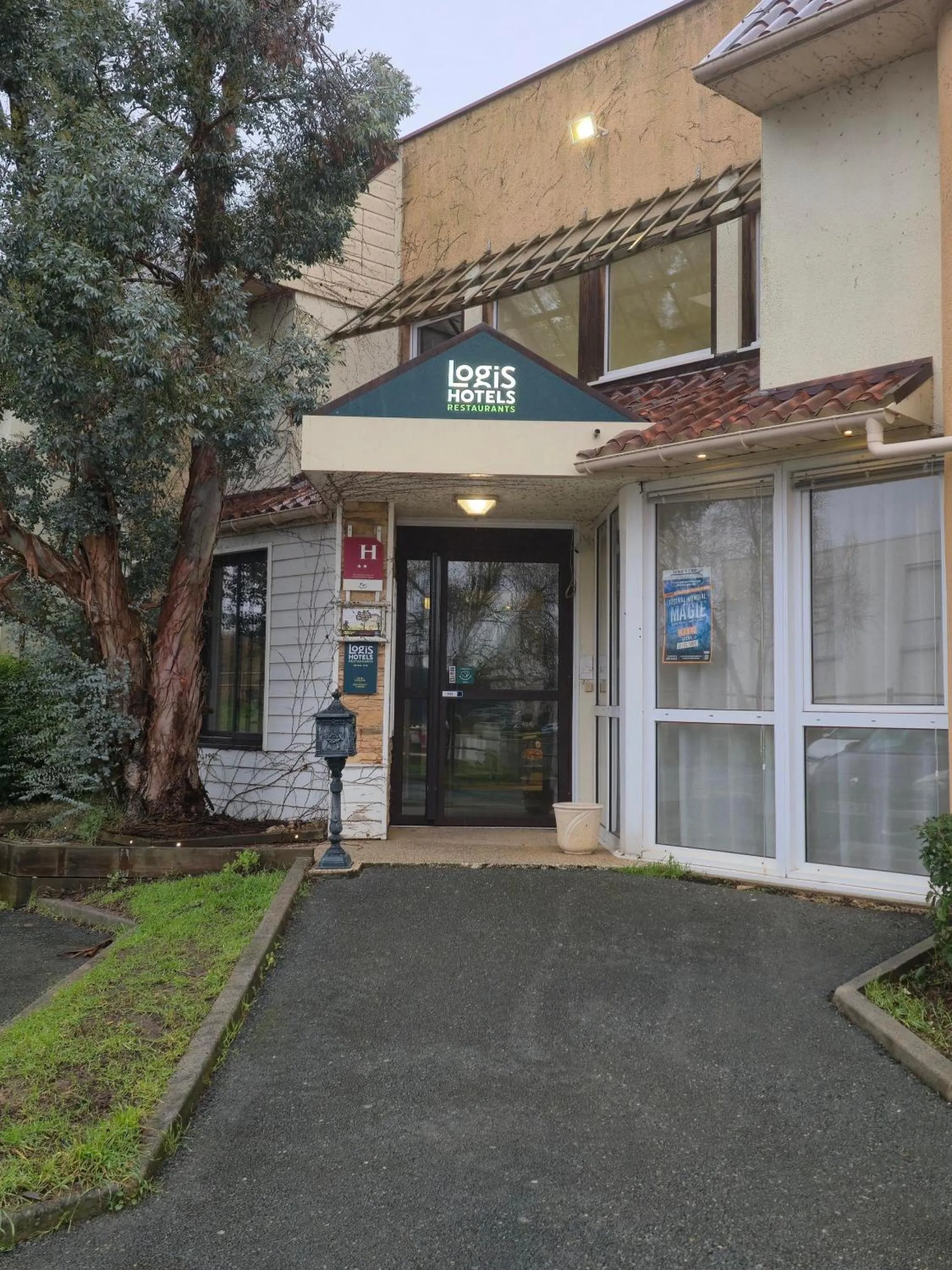 Property building in Logis Hôtel Come Inn