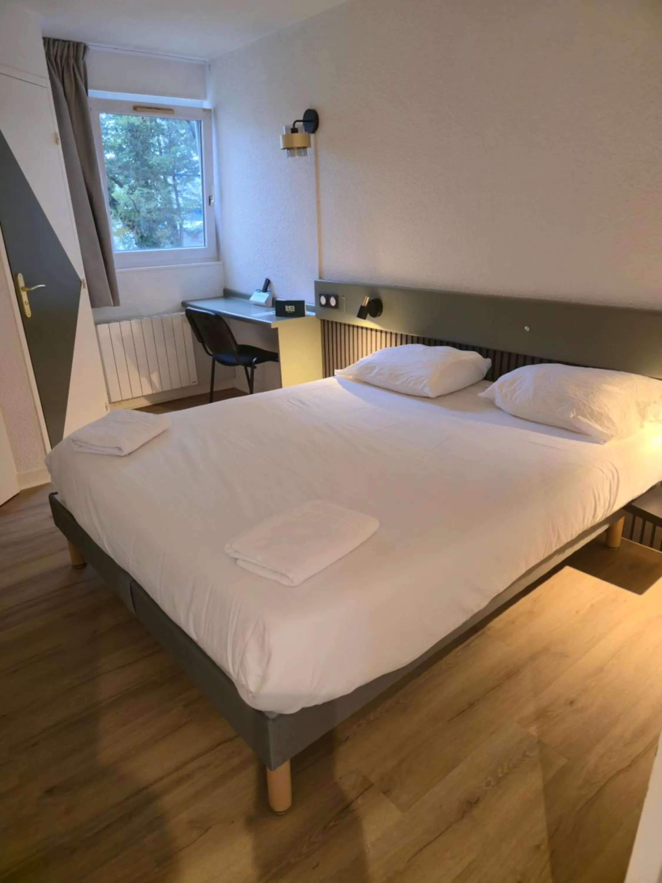 Photo of the whole room, Bed in Logis Hôtel Come Inn