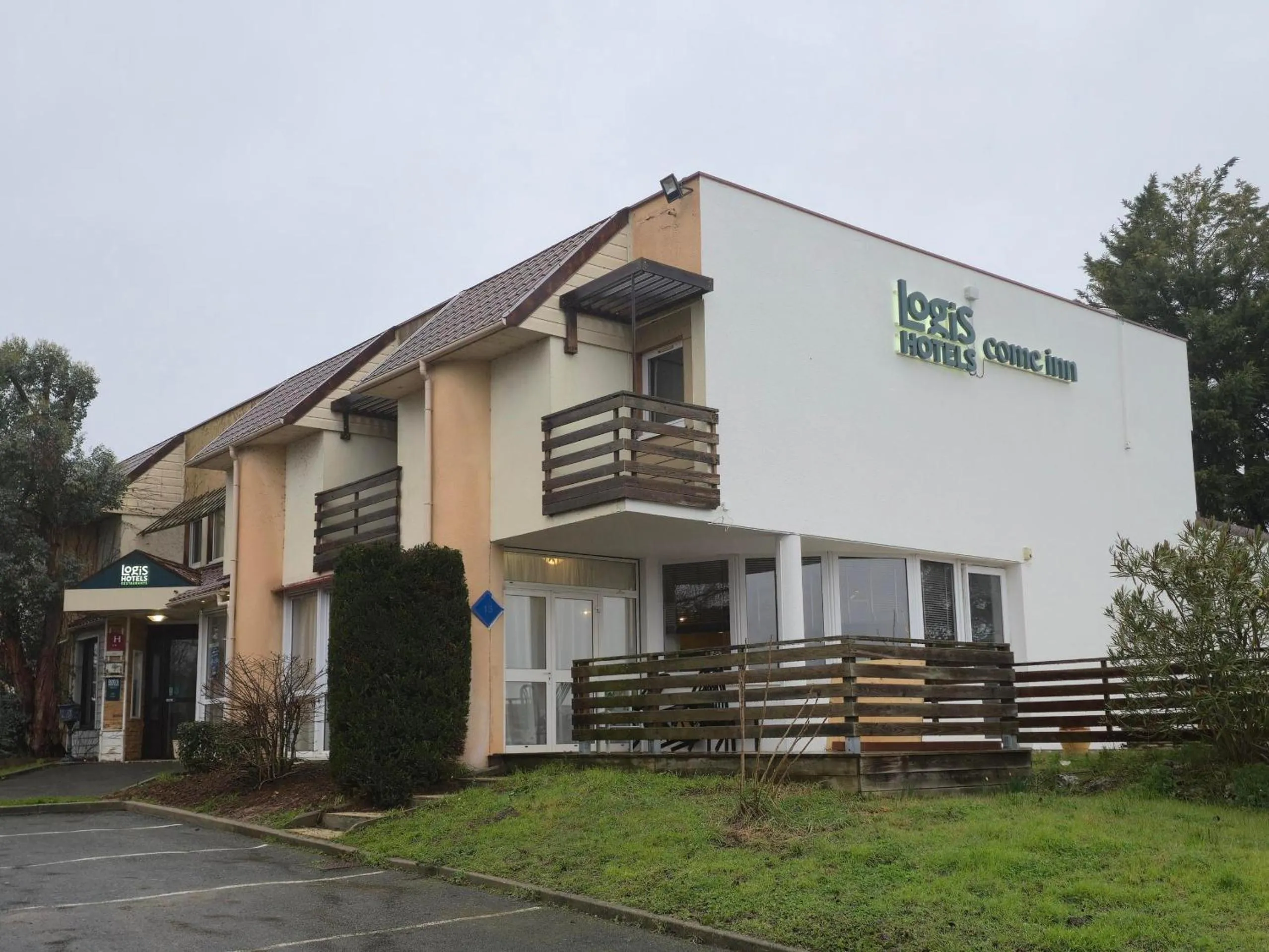 Property building in Logis Hôtel Come Inn