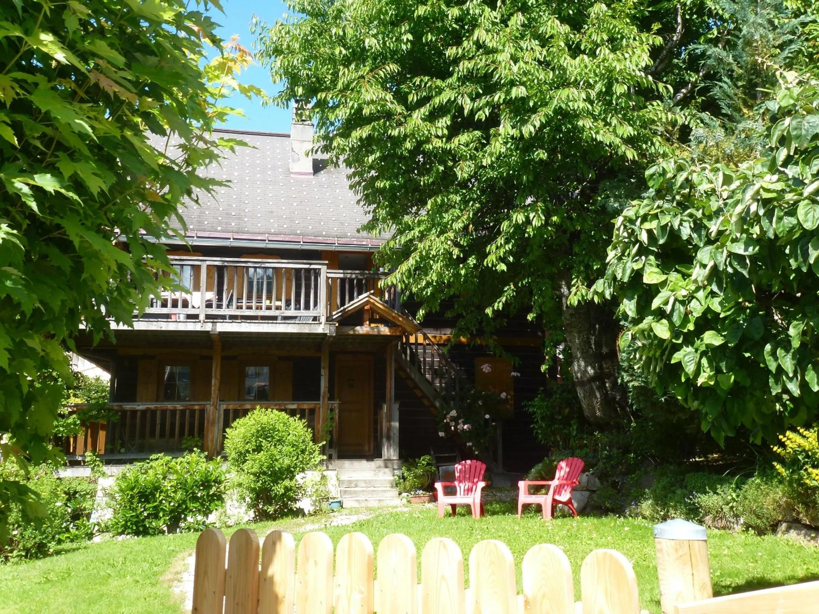 "CHALET LES ARAVIS" chalet et Appartements