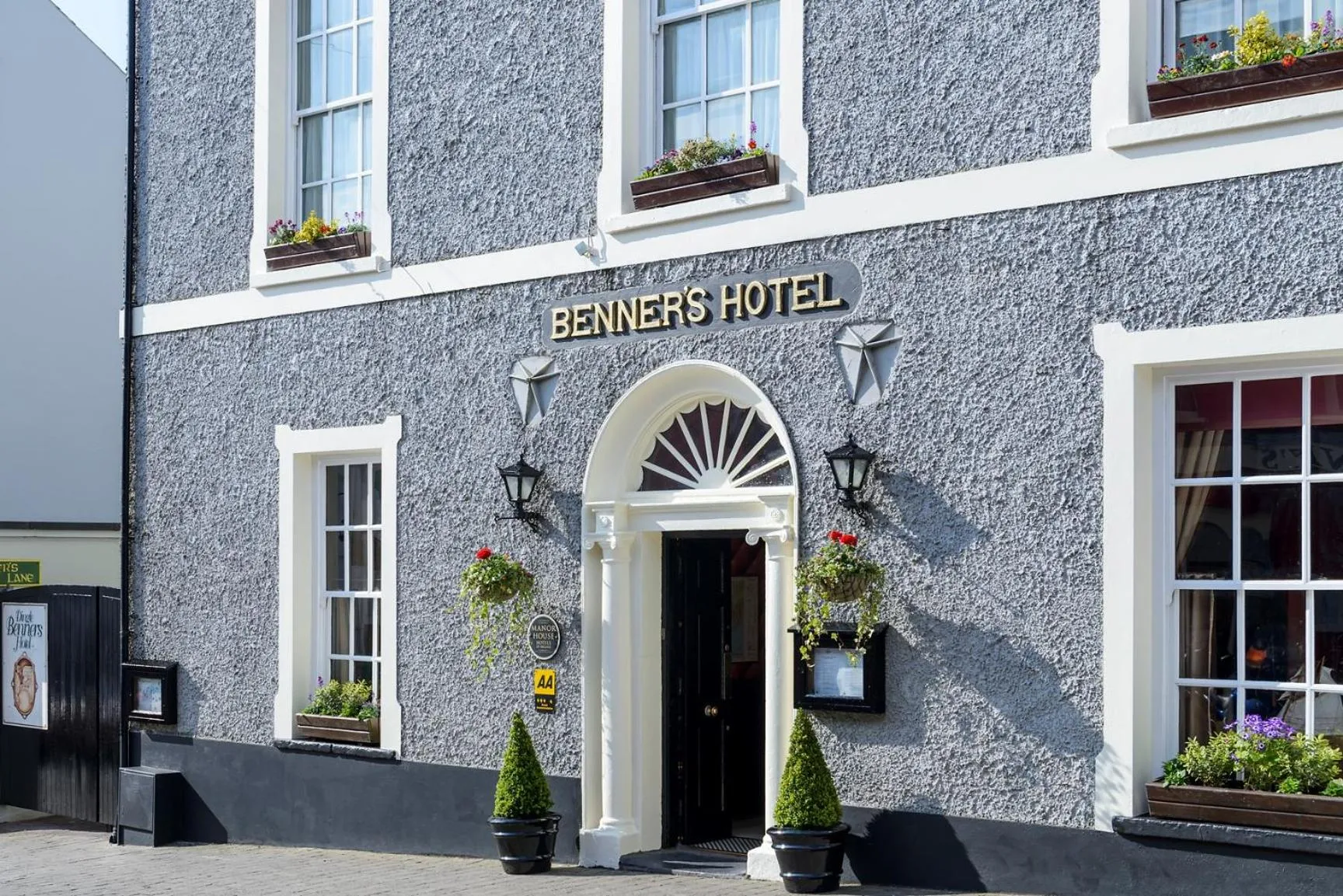 Facade/entrance in Dingle Benners Hotel