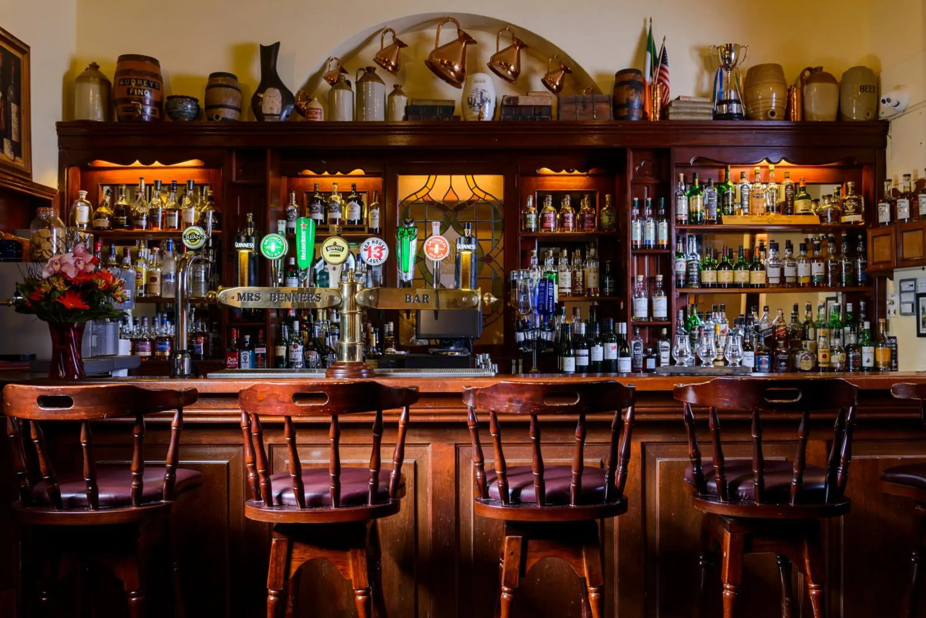 Lounge or bar in Dingle Benners Hotel Lounge or bar in Dingle Benners Hotel